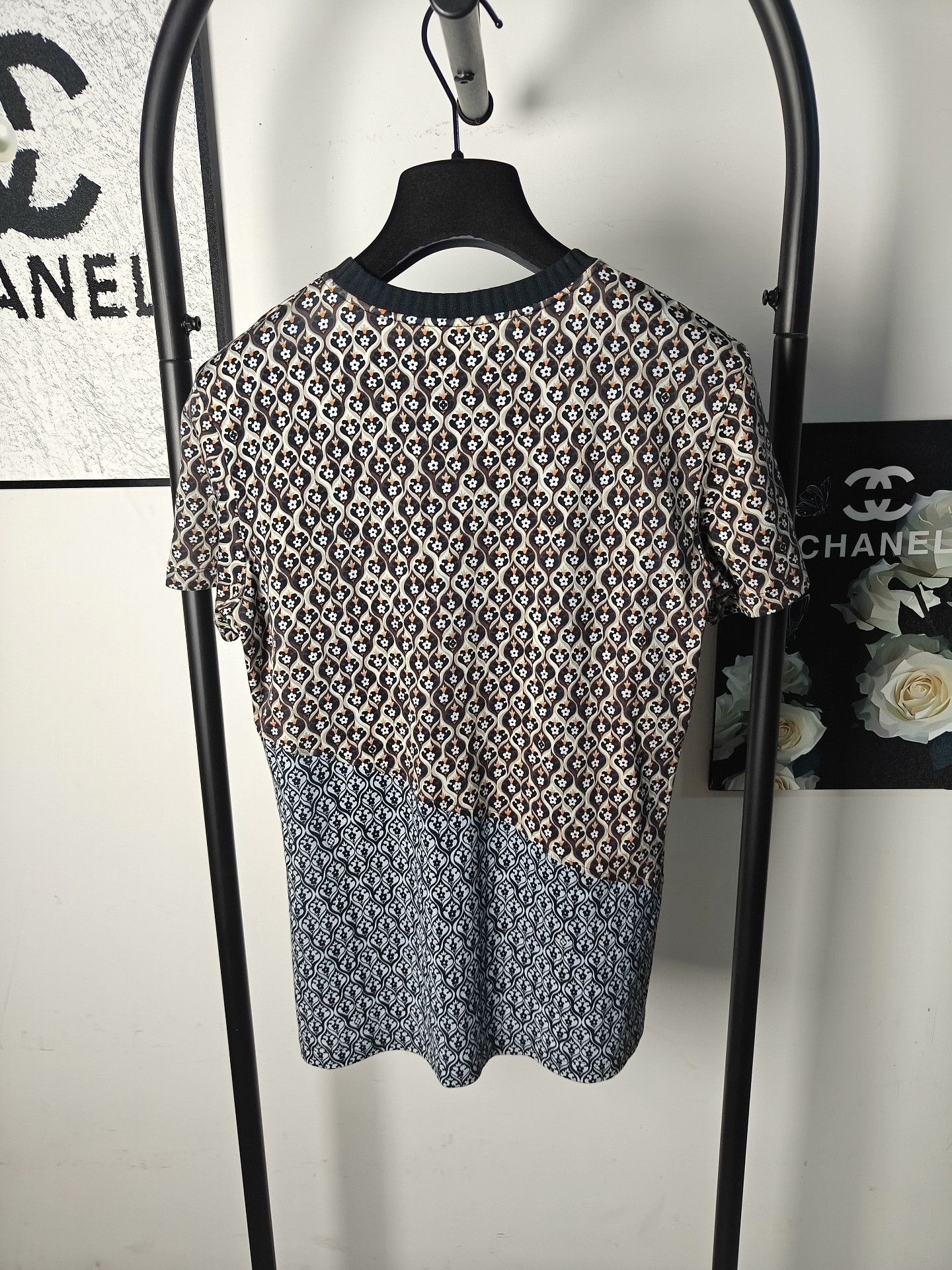 Louis Vuitton Louis Vuitton Floral White T-Shirt m Men Size US M / EU 48-50 / 2 - 2 Thumbnail