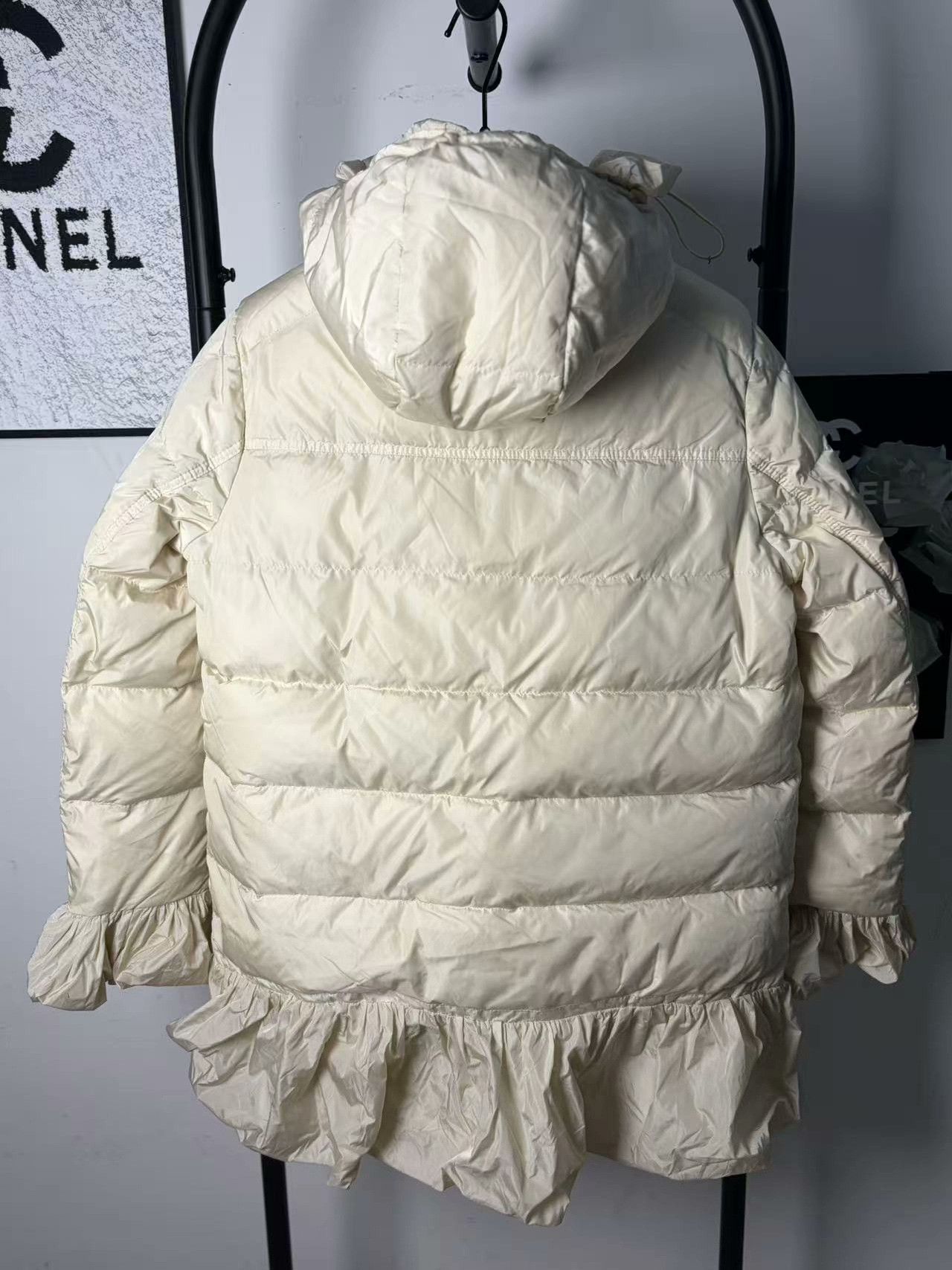 Moncler Moncler Retro Down White Down Jacket L Women Size L / US 10 / IT 46 - 2 Thumbnail