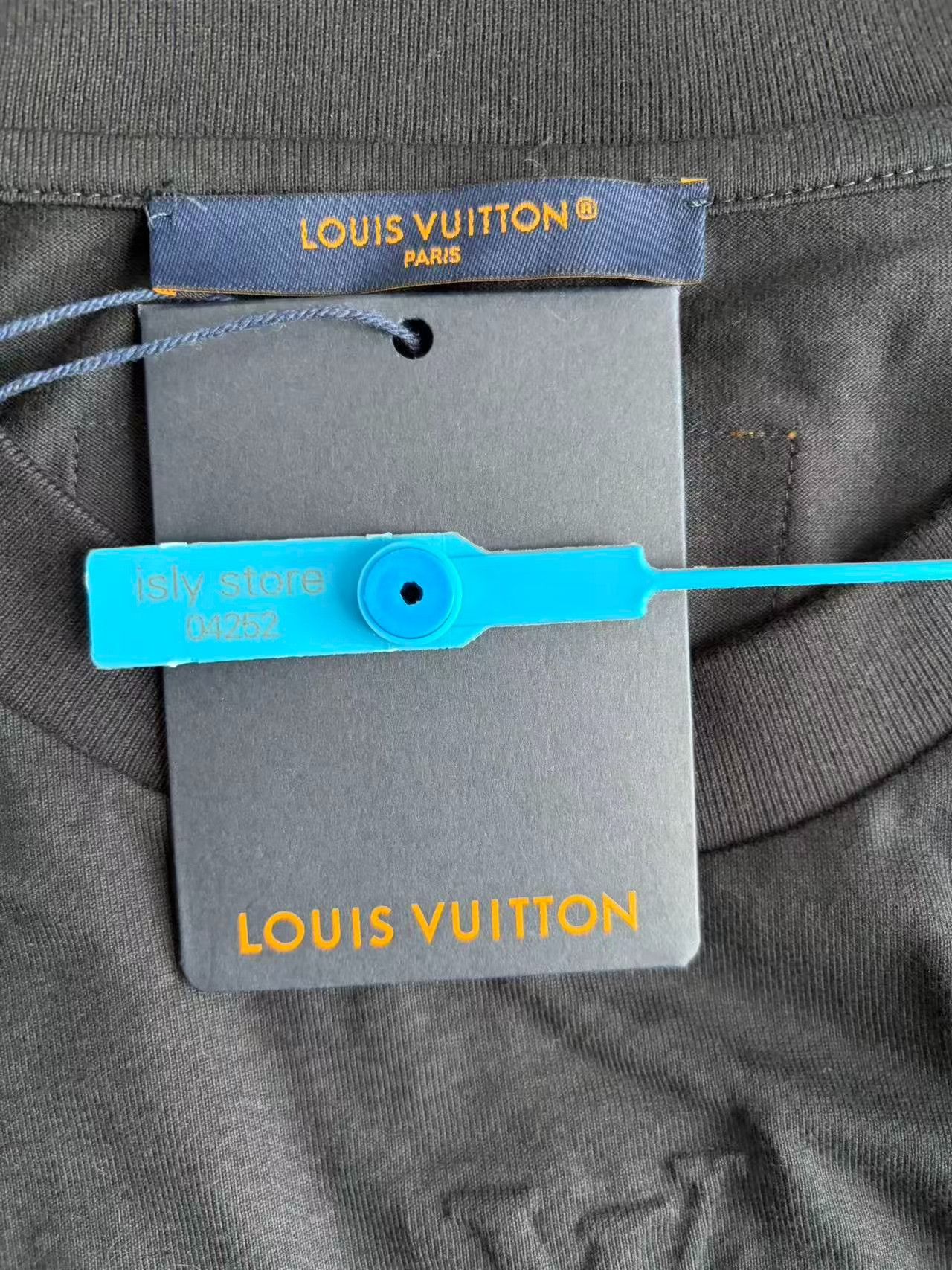 Louis Vuitton Louis Vuitton Solid Logo Round Neck T-shirt Size US XL / EU 56 / 4 - 5 Thumbnail