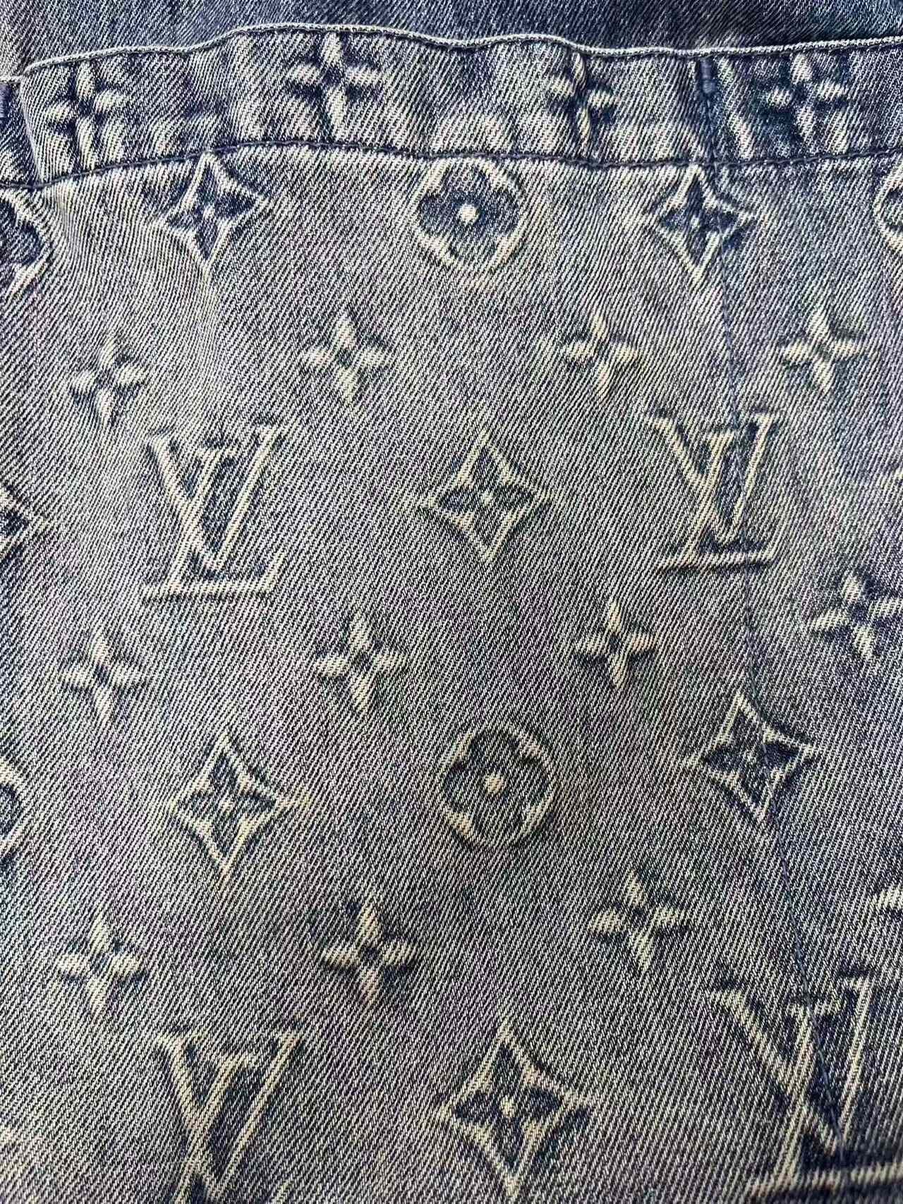 Louis Vuitton Louis Vuitton Logo Embossed Short-Sleeve Shirt Size US XL / EU 56 / 4 - 3 Thumbnail