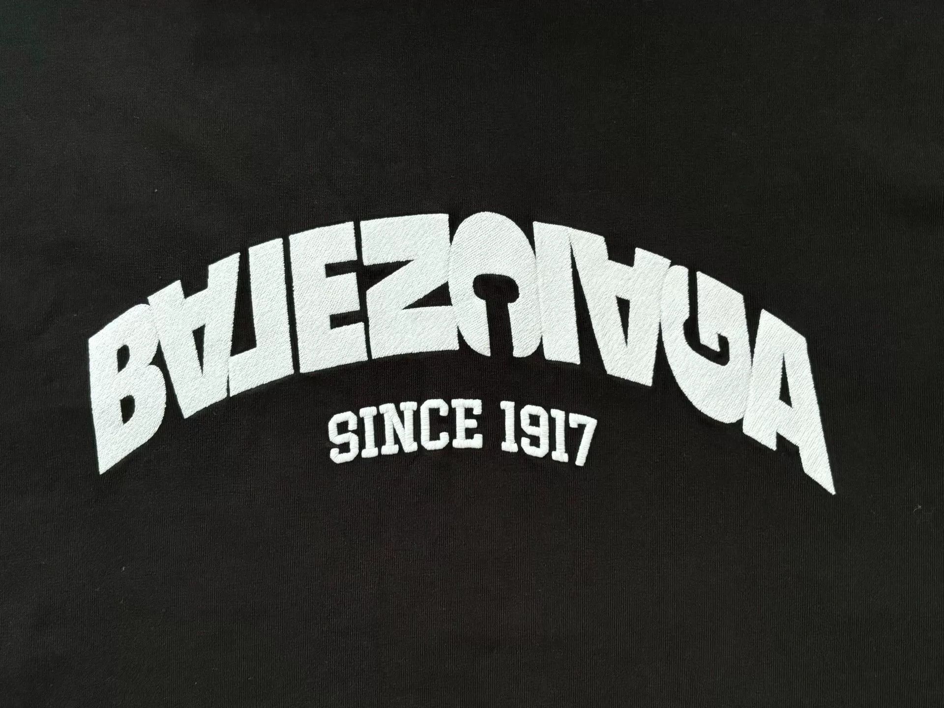 Balenciaga Balenciaga Asymmetric Inverted Logo Tee Size US L / EU 52-54 / 3 - 3 Thumbnail