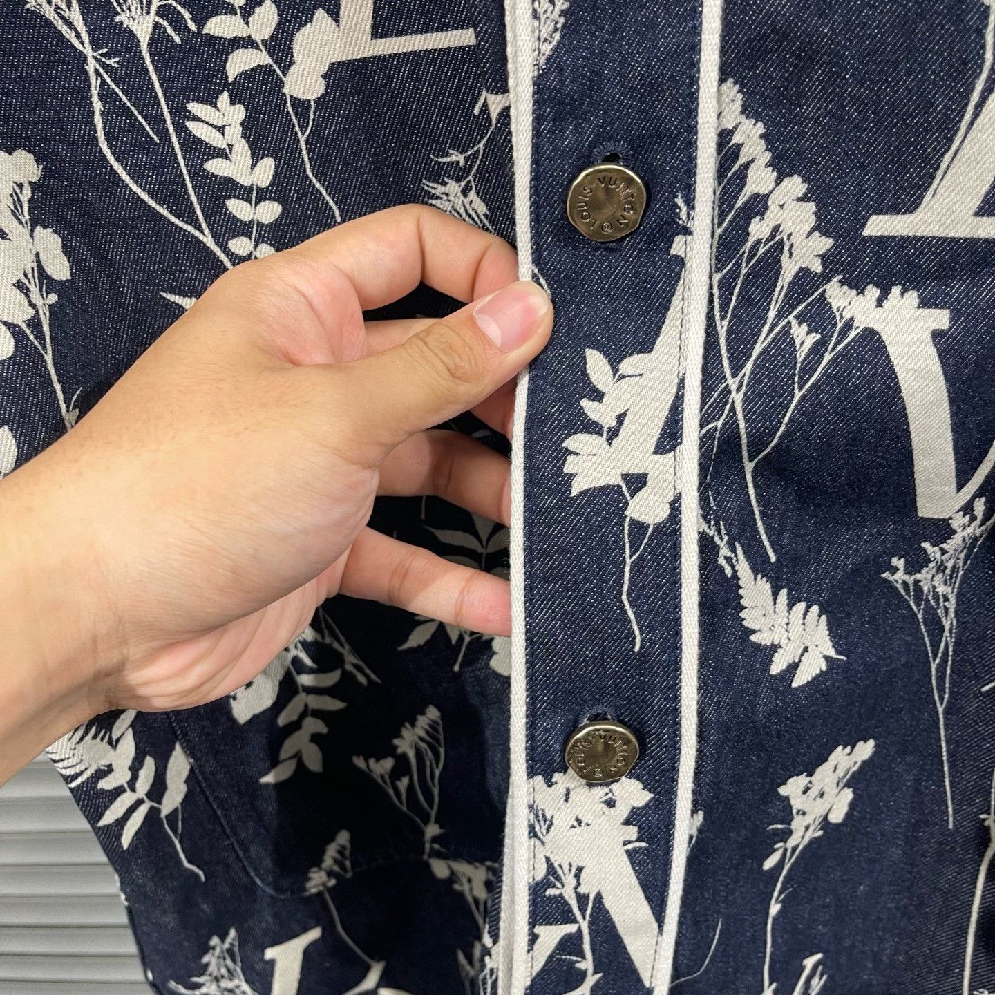 Louis Vuitton Louis Vuitton Monogram Floral Denim Baseball Shirt M Size US M / EU 48-50 / 2 - 4 Thumbnail