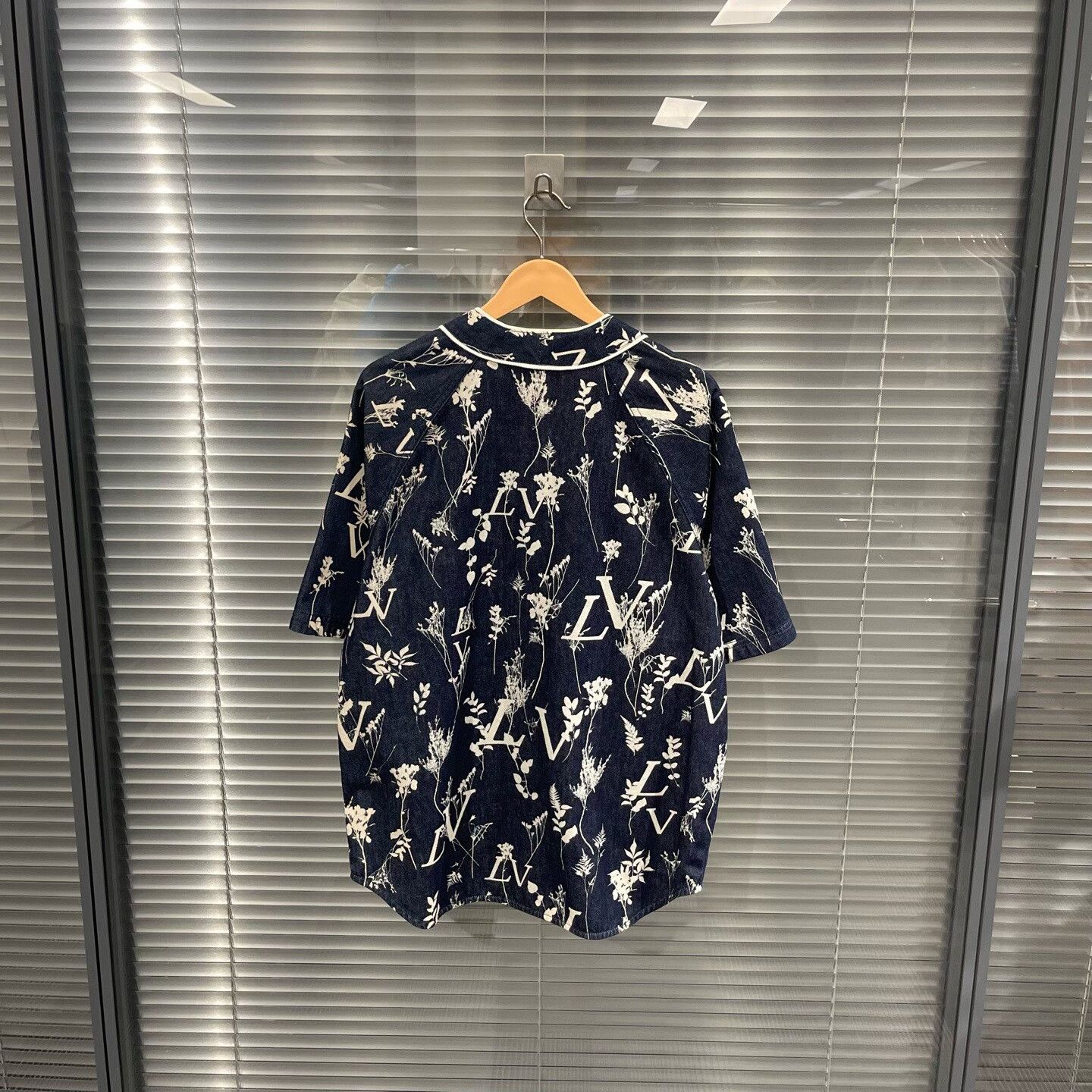 Louis Vuitton Louis Vuitton Monogram Floral Denim Baseball Shirt M Size US M / EU 48-50 / 2 - 2 Thumbnail