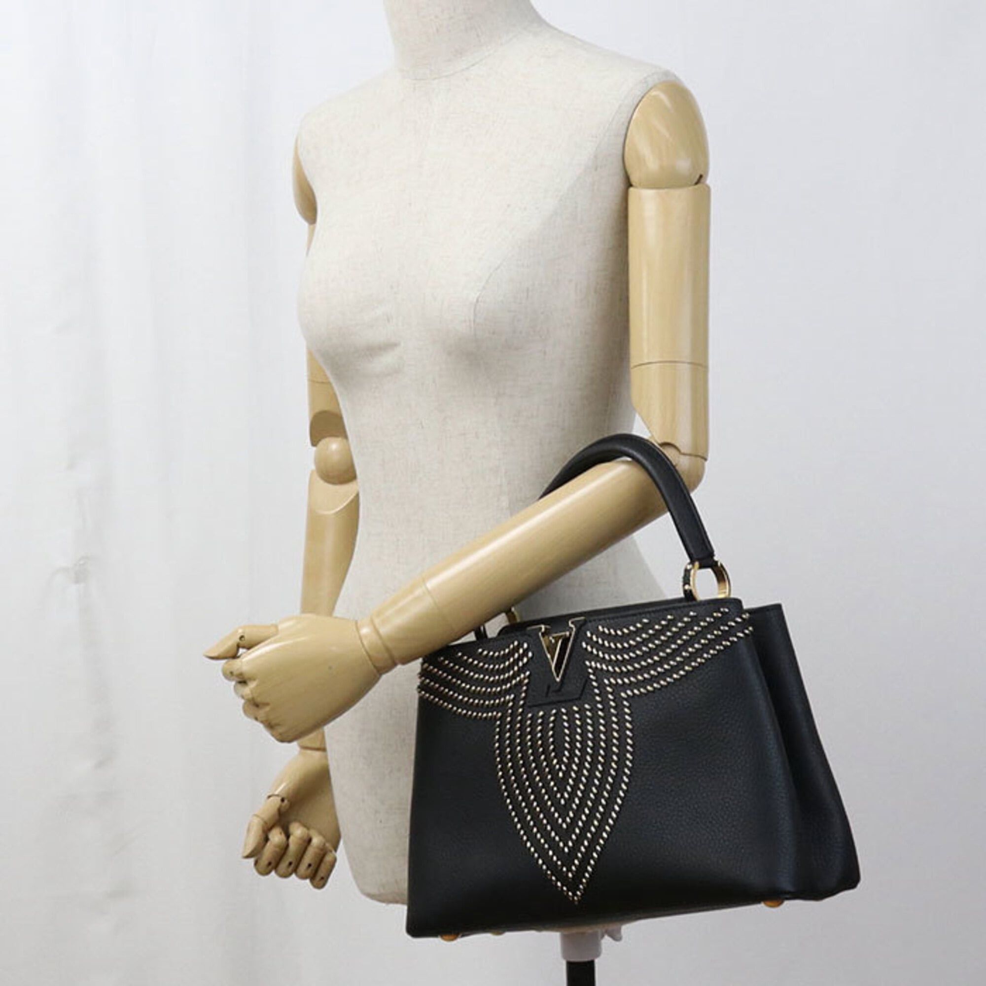 Louis Vuitton Louis Vuitton Capucines PM handbag, Taurillon leather, women's, black. Size ONE SIZE - 7 Thumbnail