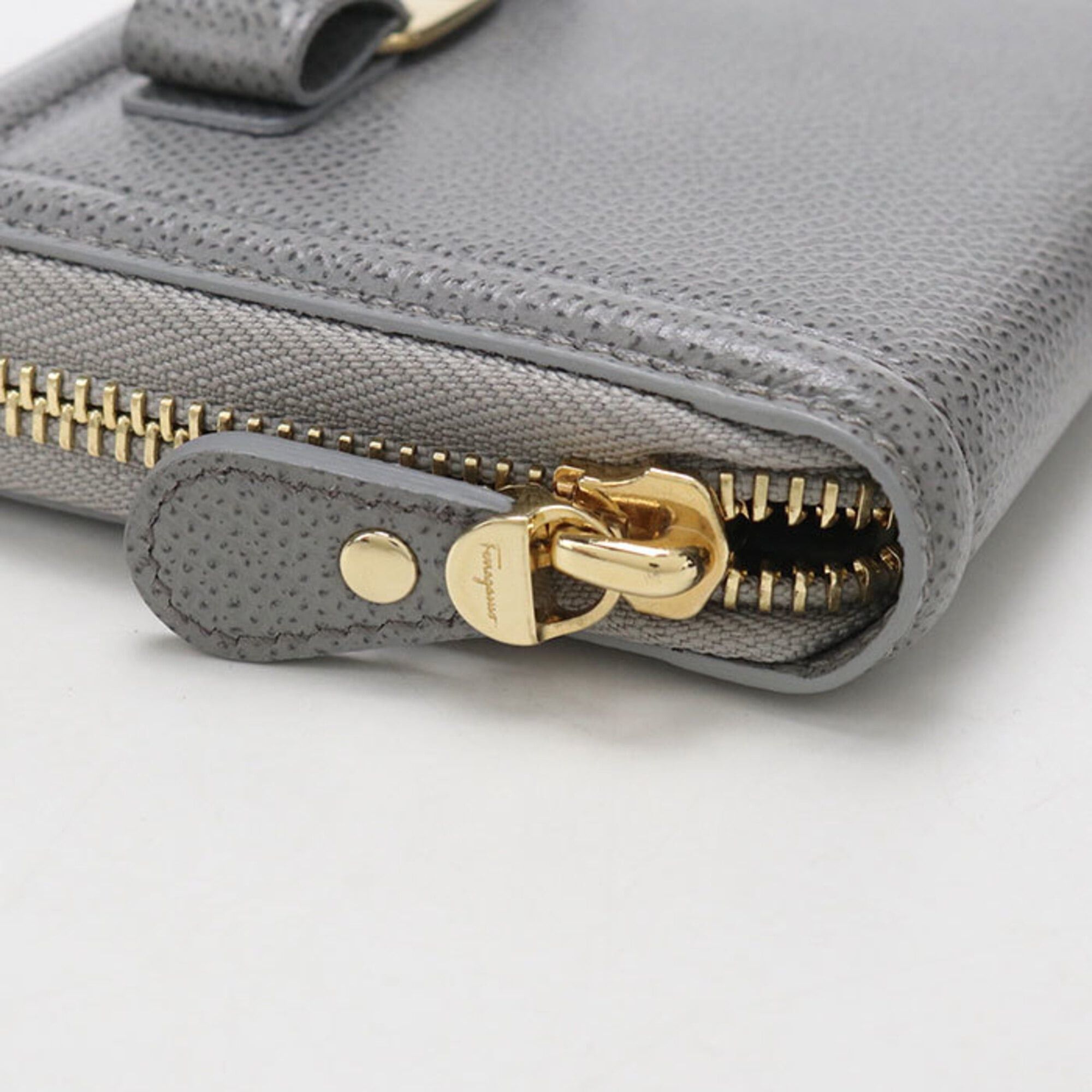 Salvatore Ferragamo Salvatore Ferragamo FERRAGAMO Ferragamo Round Zip Wallet 22 D156 Vara Women's Gray Size ONE SIZE - 4 Thumbnail