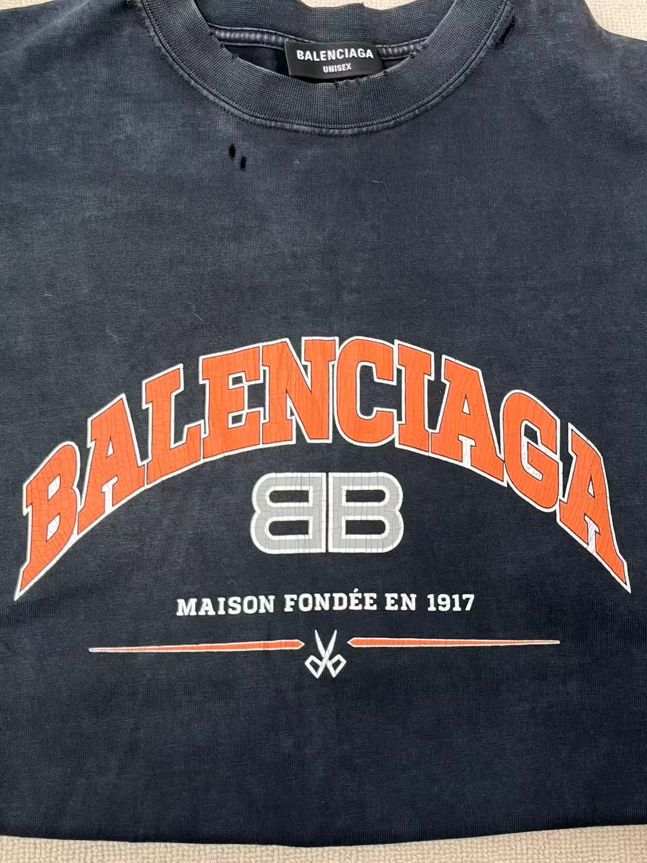 Balenciaga Balenciaga BB Logo Distressed Relaxed T-Shirt Size US M / EU 48-50 / 2 - 3 Thumbnail