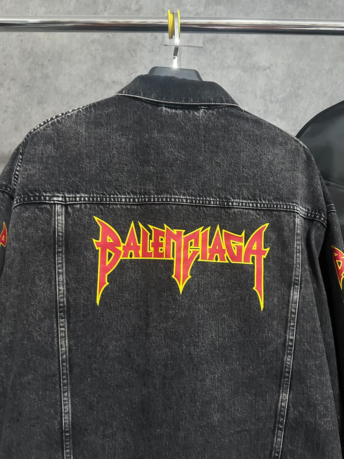 Balenciaga Balenciaga Metal Print Denim Jacket Size M Size US M / EU 48-50 / 2 - 2 Thumbnail