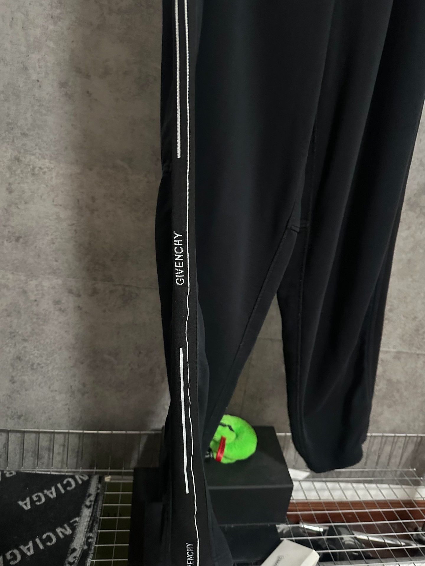 Givenchy Givenchy Side Stripe Logo Sweatpants XL Size US 36 / EU 52 - 2 Thumbnail