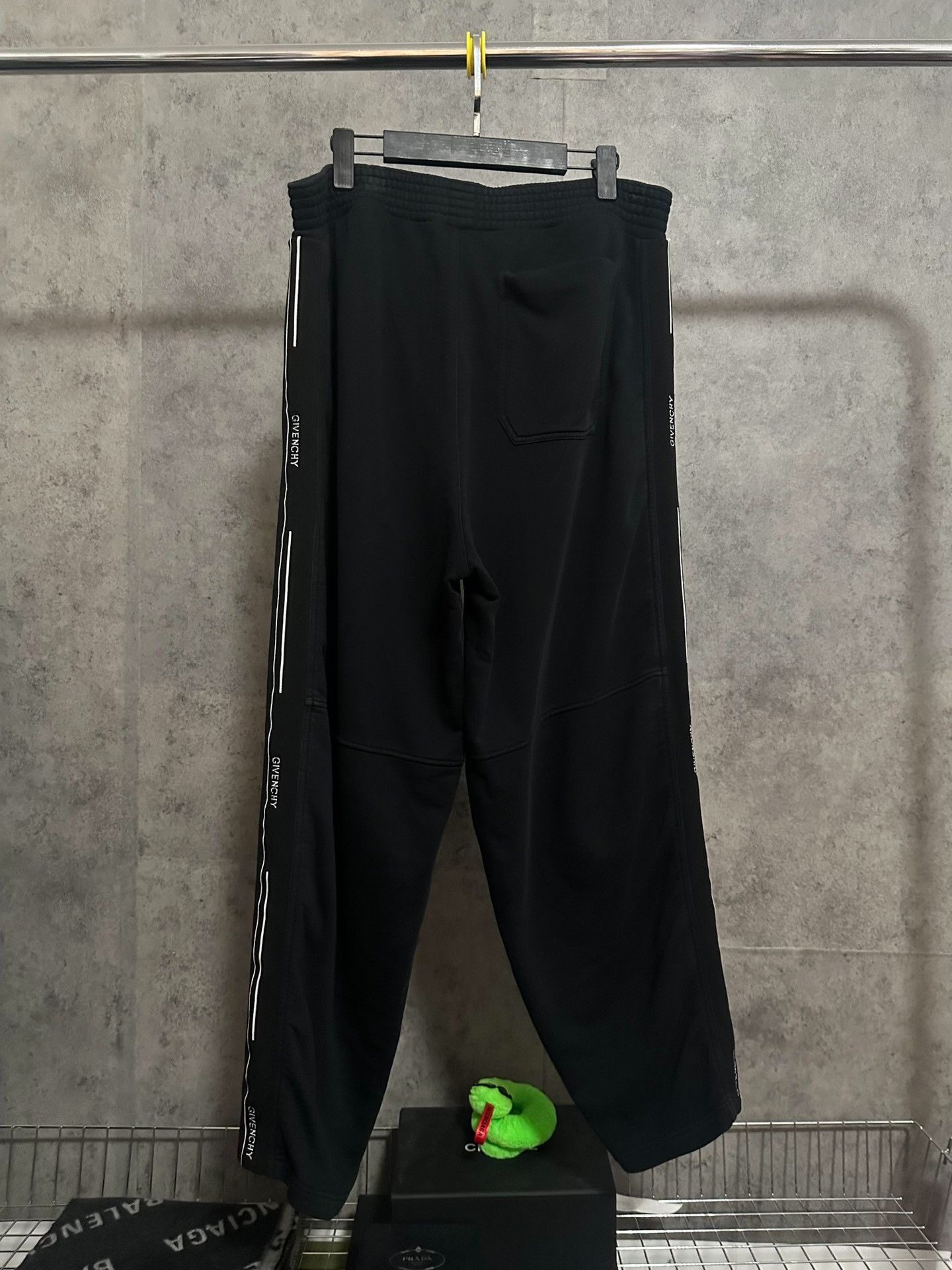 Givenchy Givenchy Side Stripe Logo Sweatpants XL Size US 36 / EU 52 - 4 Thumbnail