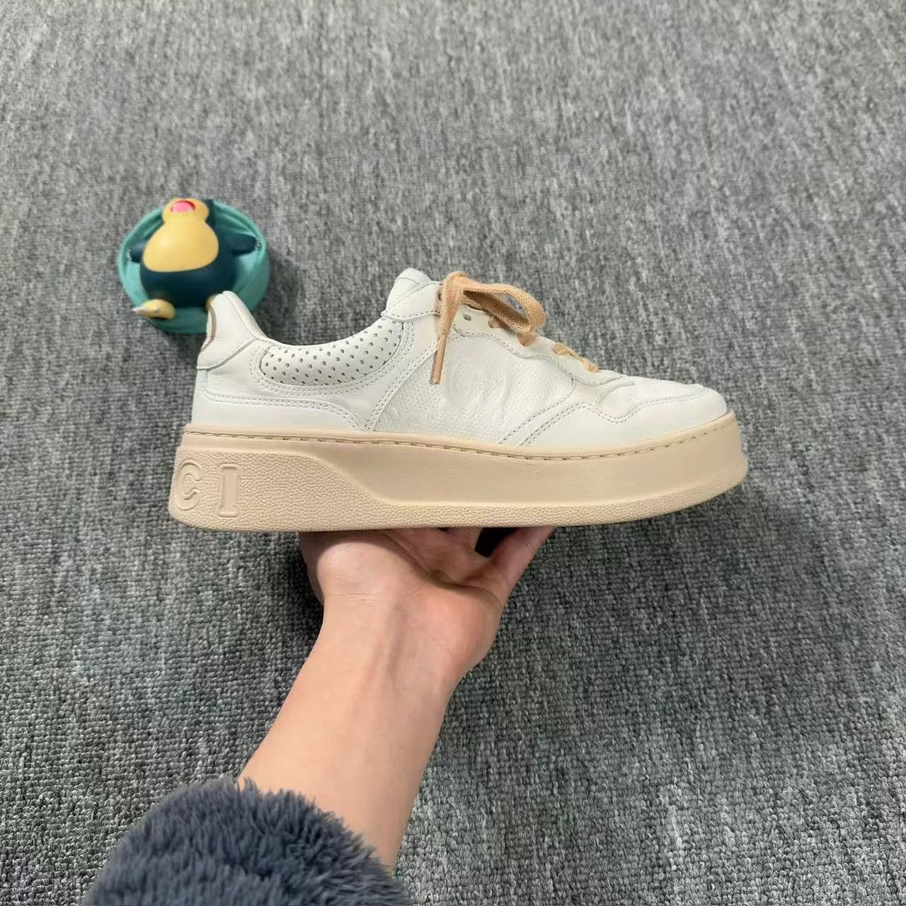 Gucci Gucci White Chunky B Sneakers 37 Size US 7 / IT 37 - 7 Thumbnail