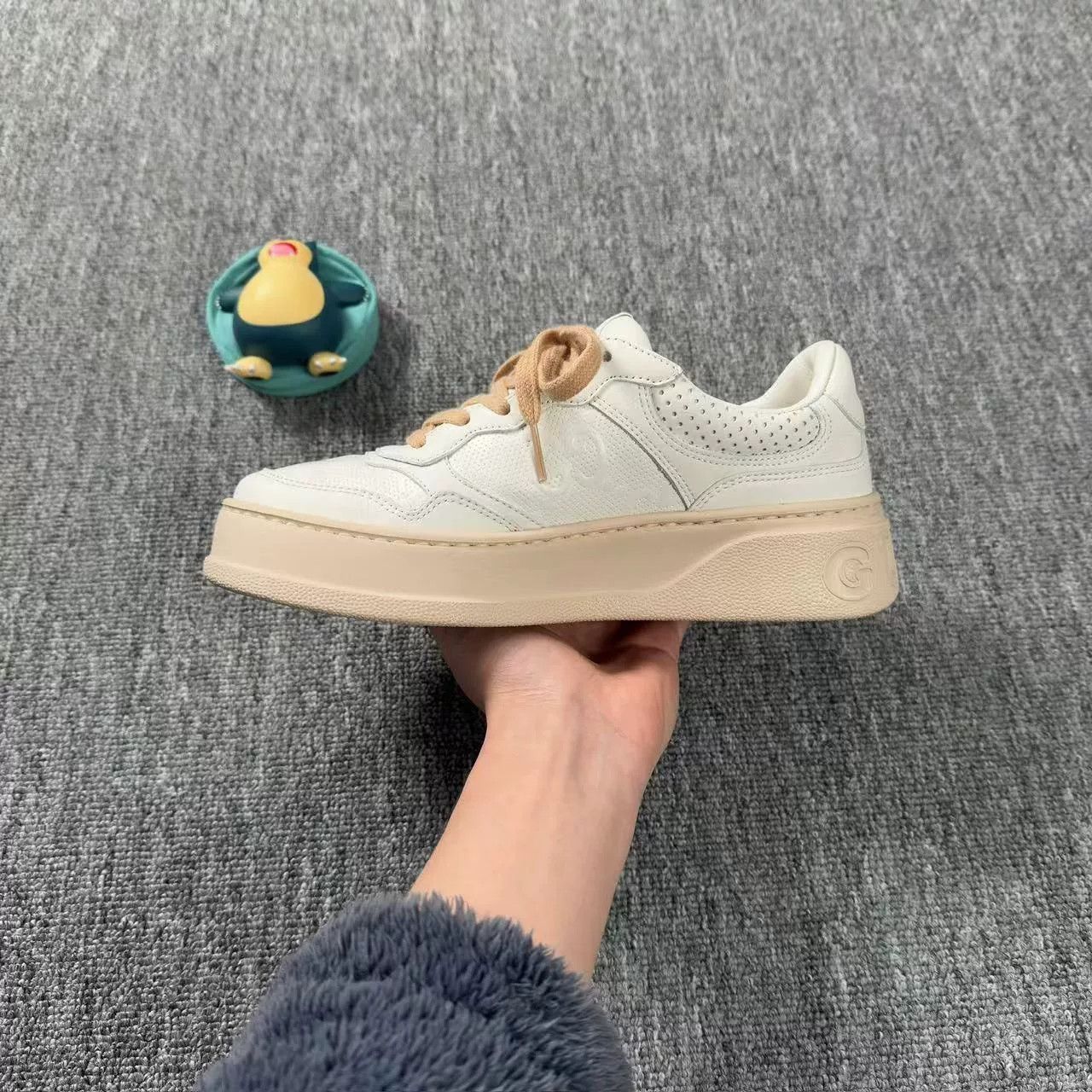 Gucci Gucci White Chunky B Sneakers 37 Size US 7 / IT 37 - 8 Thumbnail