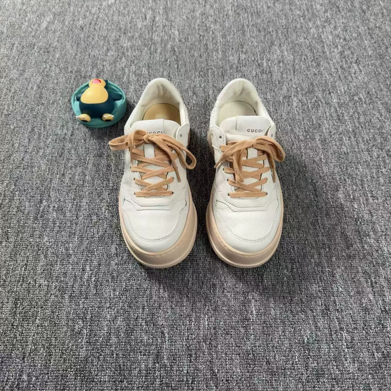 Gucci Gucci White Chunky B Sneakers 37 Size US 7 / IT 37 - 2 Thumbnail