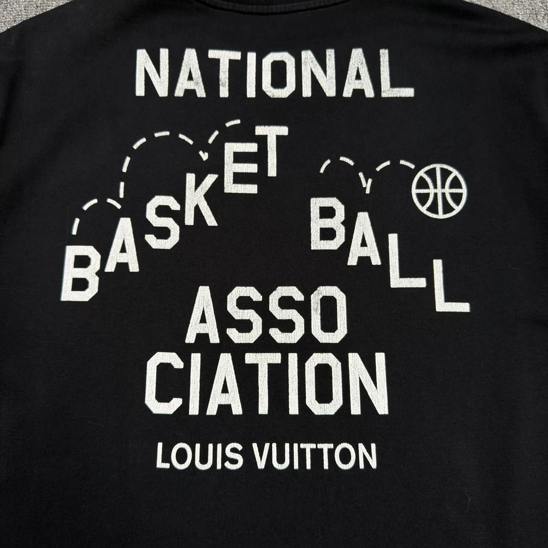 Louis Vuitton Louis Vuitton x NBA Logo T-Shirt Size L Size US L / EU 52-54 / 3 - 7 Thumbnail