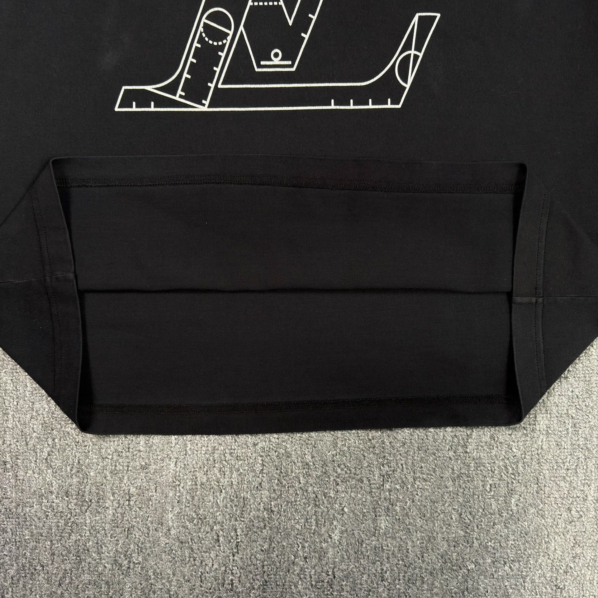 Louis Vuitton Louis Vuitton x NBA Logo T-Shirt Size L Size US L / EU 52-54 / 3 - 5 Thumbnail