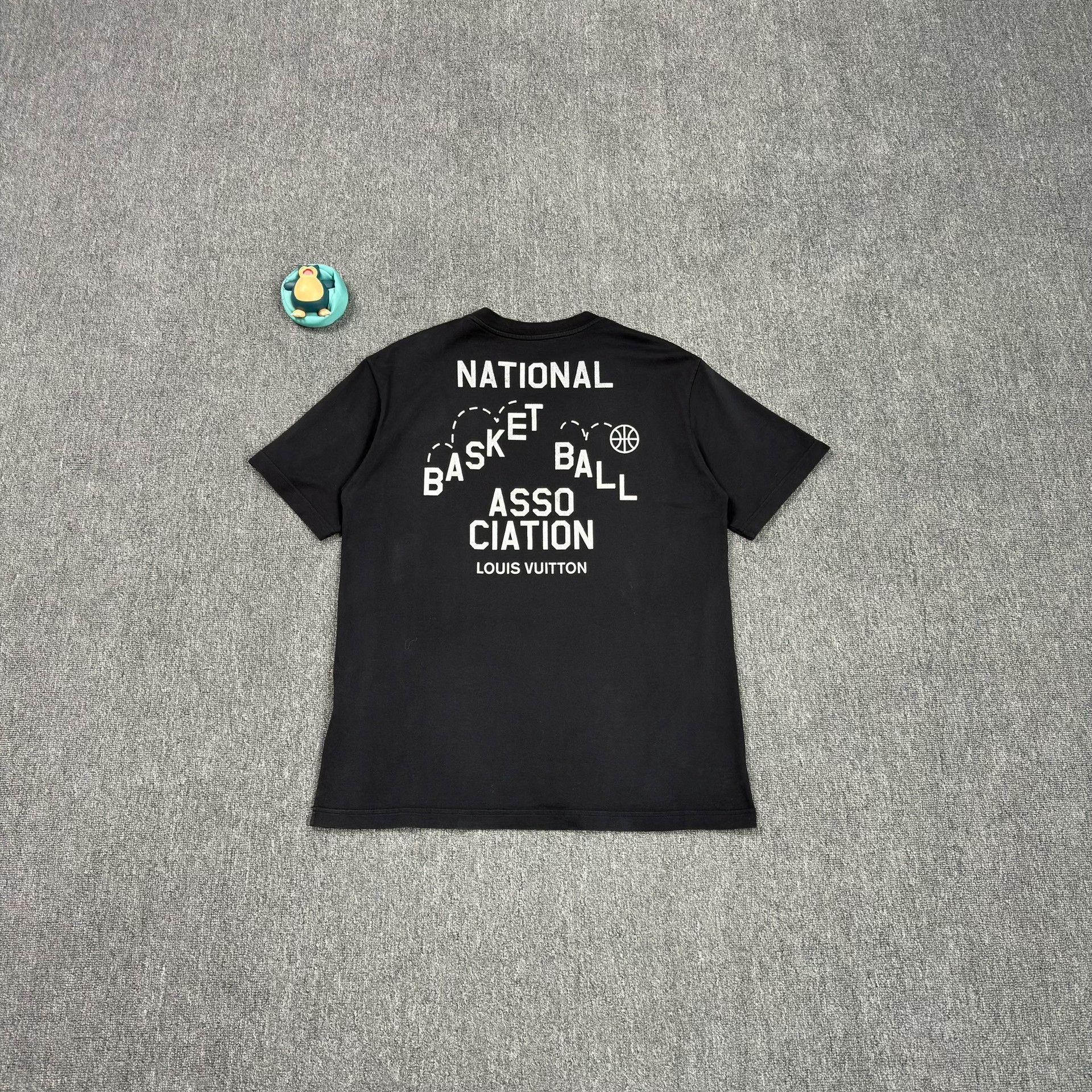 Louis Vuitton Louis Vuitton x NBA Logo T-Shirt Size L Size US L / EU 52-54 / 3 - 2 Thumbnail