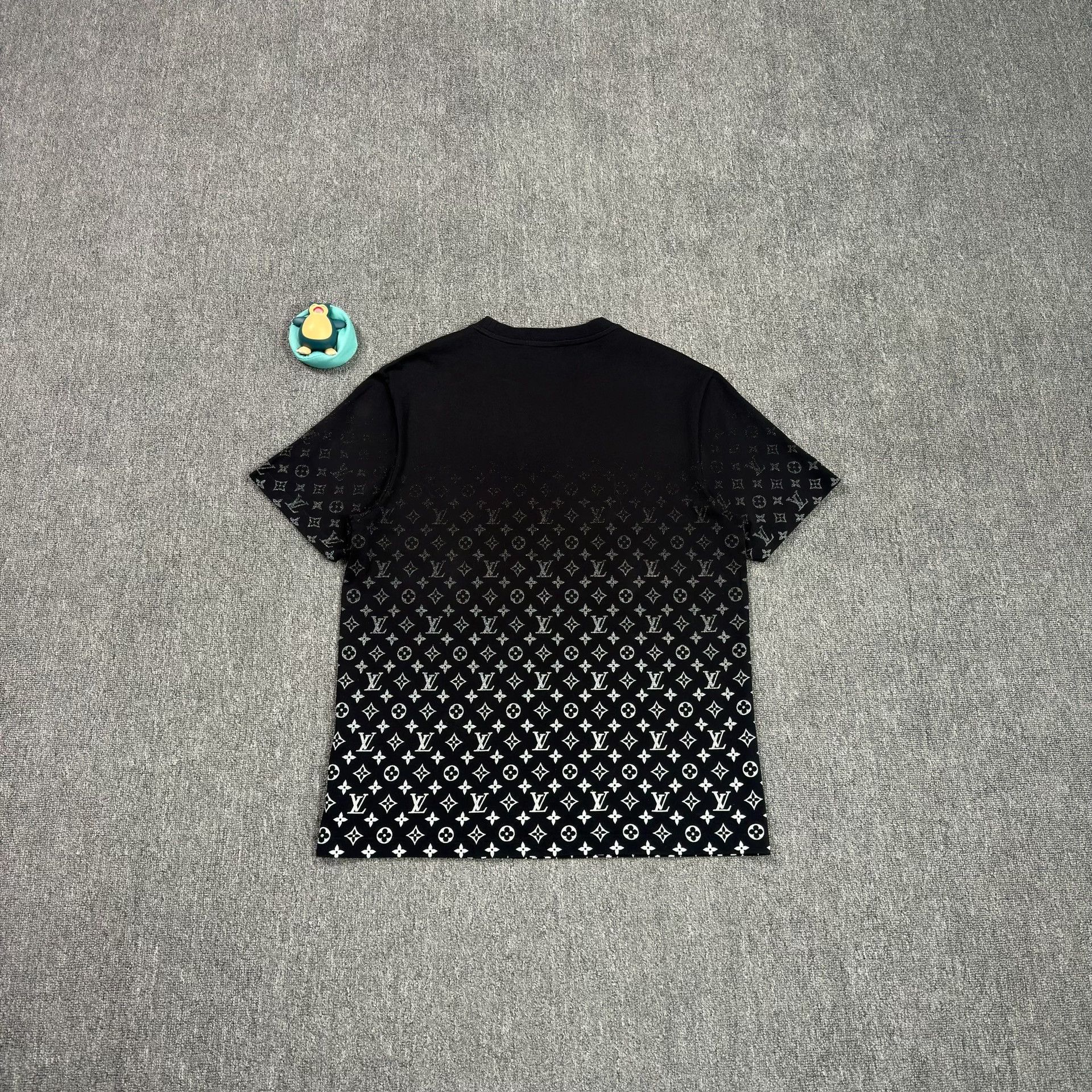 Louis Vuitton Louis Vuitton Gradient Monogram T-Shirt XL Size US XL / EU 56 / 4 - 2 Thumbnail