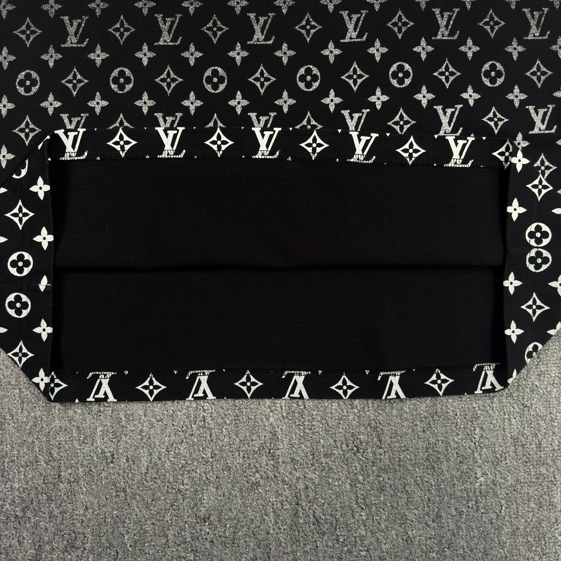 Louis Vuitton Louis Vuitton Gradient Monogram T-Shirt XL Size US XL / EU 56 / 4 - 5 Thumbnail