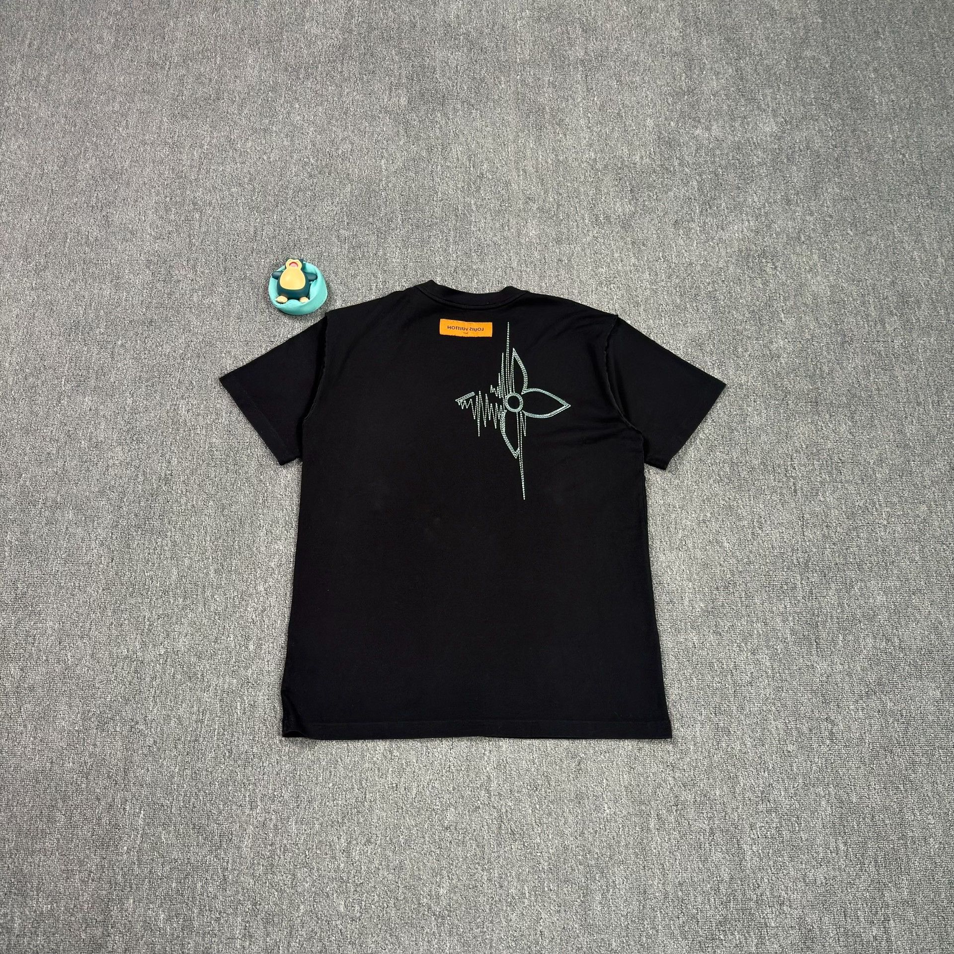Louis Vuitton Louis Vuitton Heartbeat Logo T-Shirt M Size US M / EU 48-50 / 2 - 2 Thumbnail