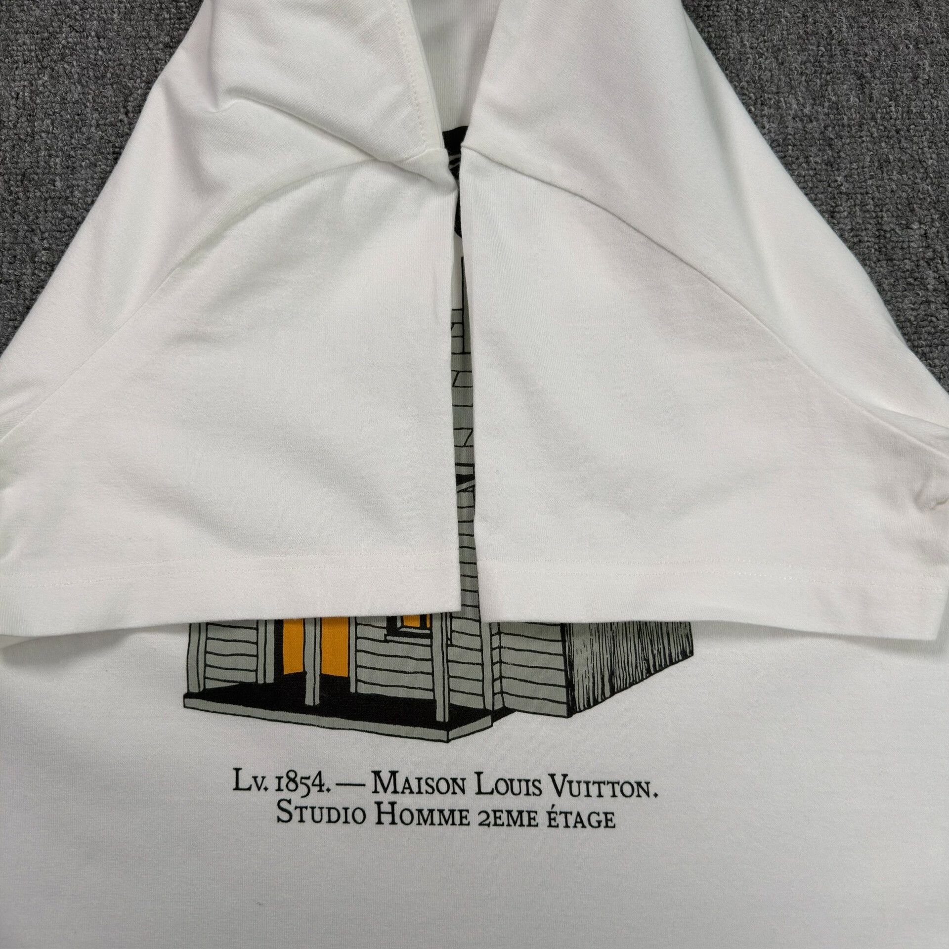 Louis Vuitton Louis Vuitton Fall House Graphic T-Shirt US S Size US S / EU 44-46 / 1 - 4 Thumbnail