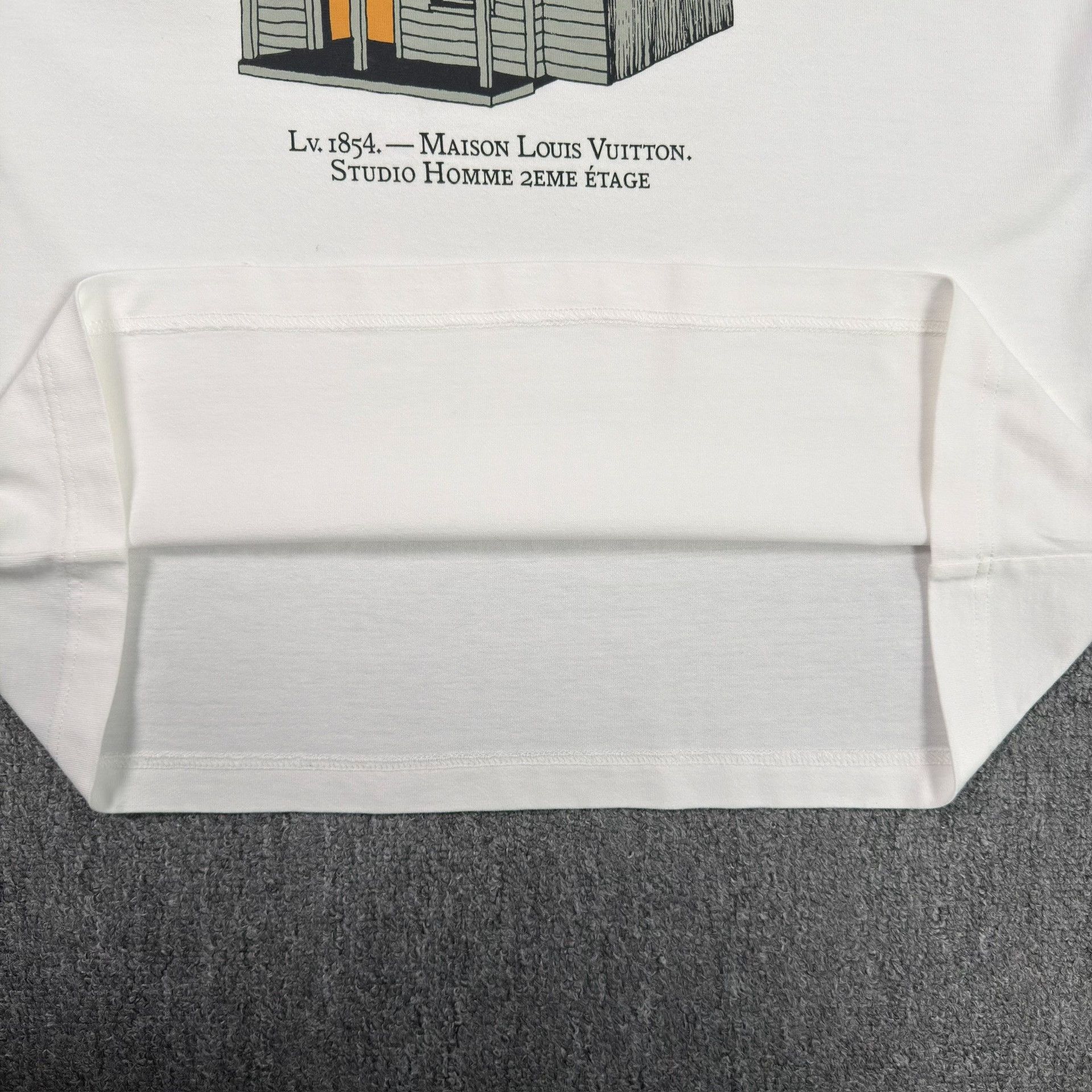 Louis Vuitton Louis Vuitton Fall House Graphic T-Shirt US S Size US S / EU 44-46 / 1 - 5 Thumbnail
