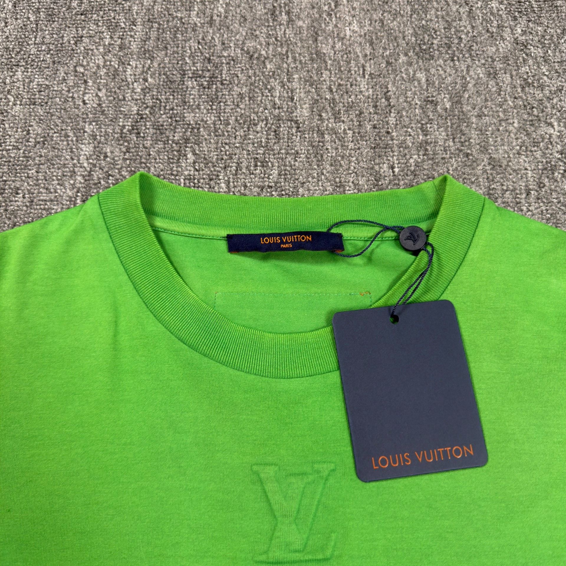 Louis Vuitton Louis Vuitton Embossed LV Logo T-Shirt Size M Size US M / EU 48-50 / 2 - 3 Thumbnail
