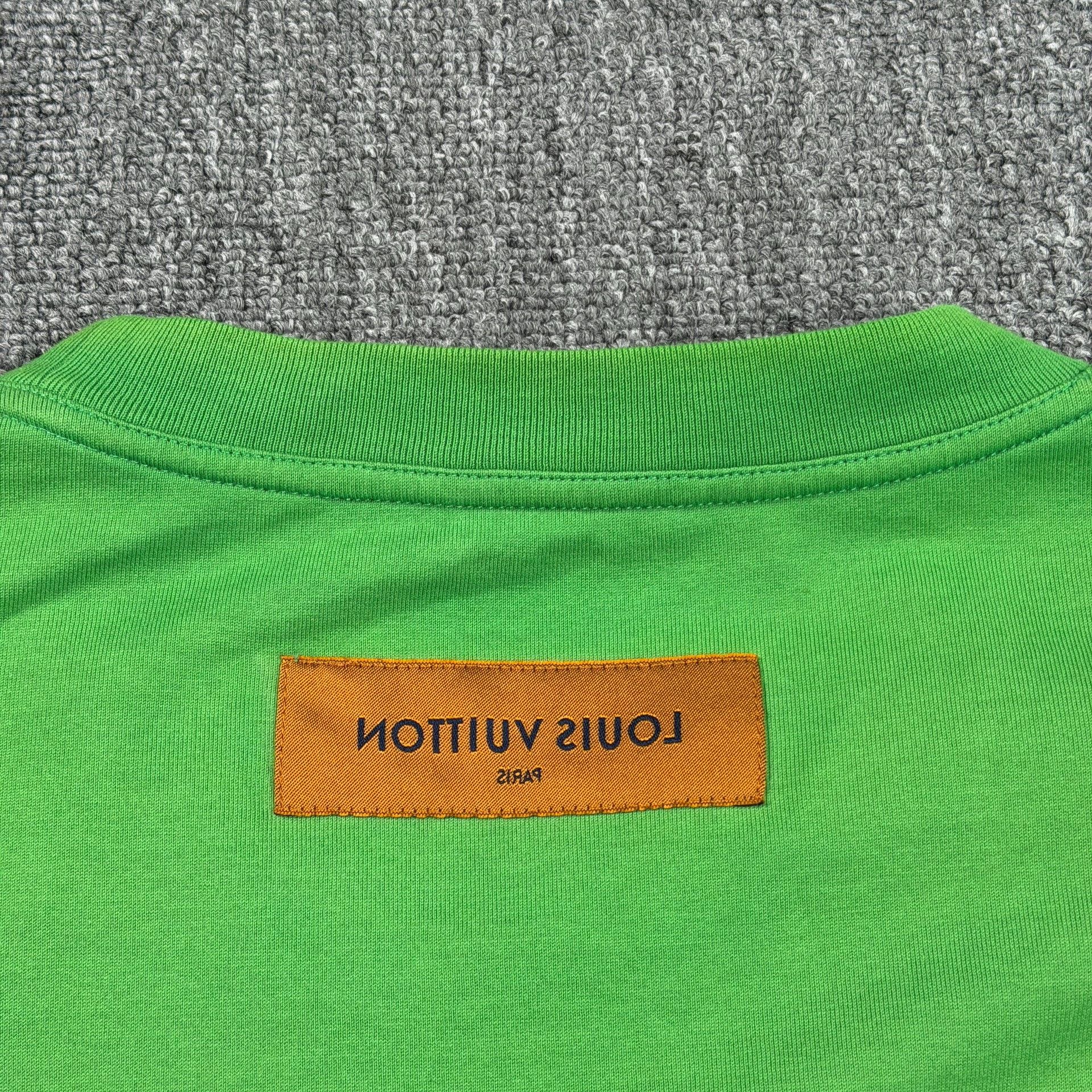 Louis Vuitton Louis Vuitton Embossed LV Logo T-Shirt Size M Size US M / EU 48-50 / 2 - 7 Thumbnail