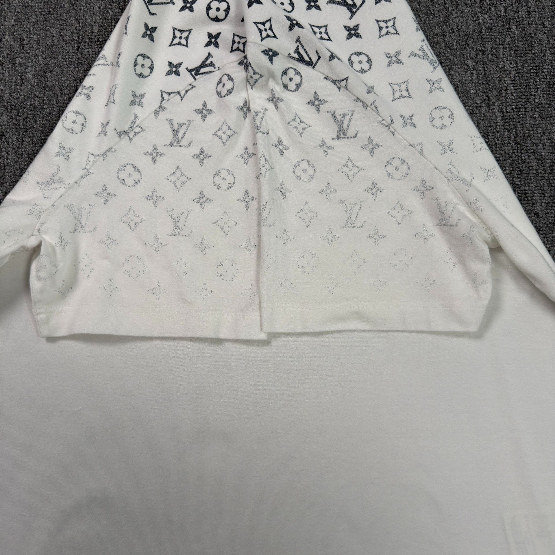 Louis Vuitton Louis Vuitton Gradient Monogram T-Shirt XL Size US XL / EU 56 / 4 - 4 Thumbnail