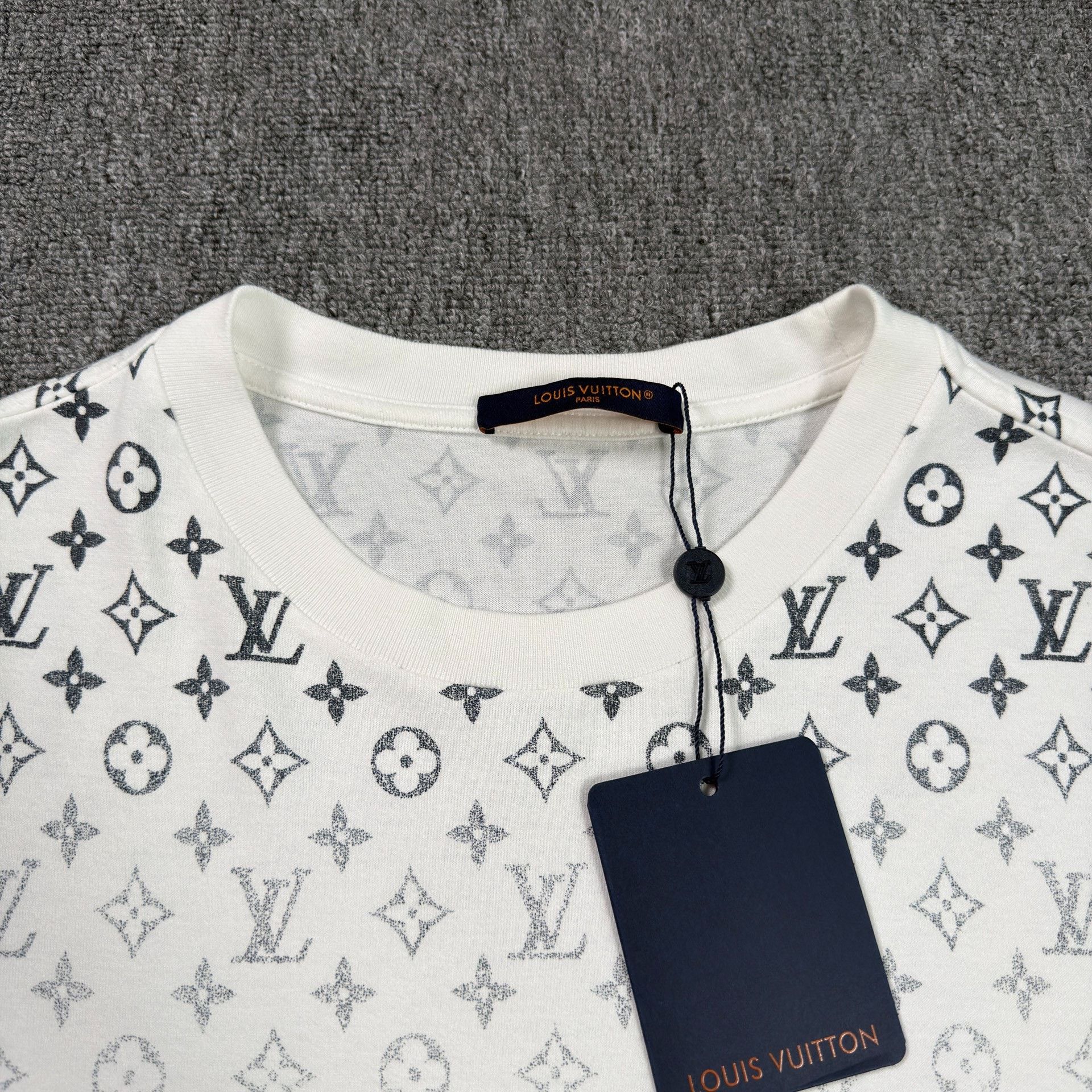 Louis Vuitton Louis Vuitton Gradient Monogram T-Shirt XL Size US XL / EU 56 / 4 - 3 Thumbnail