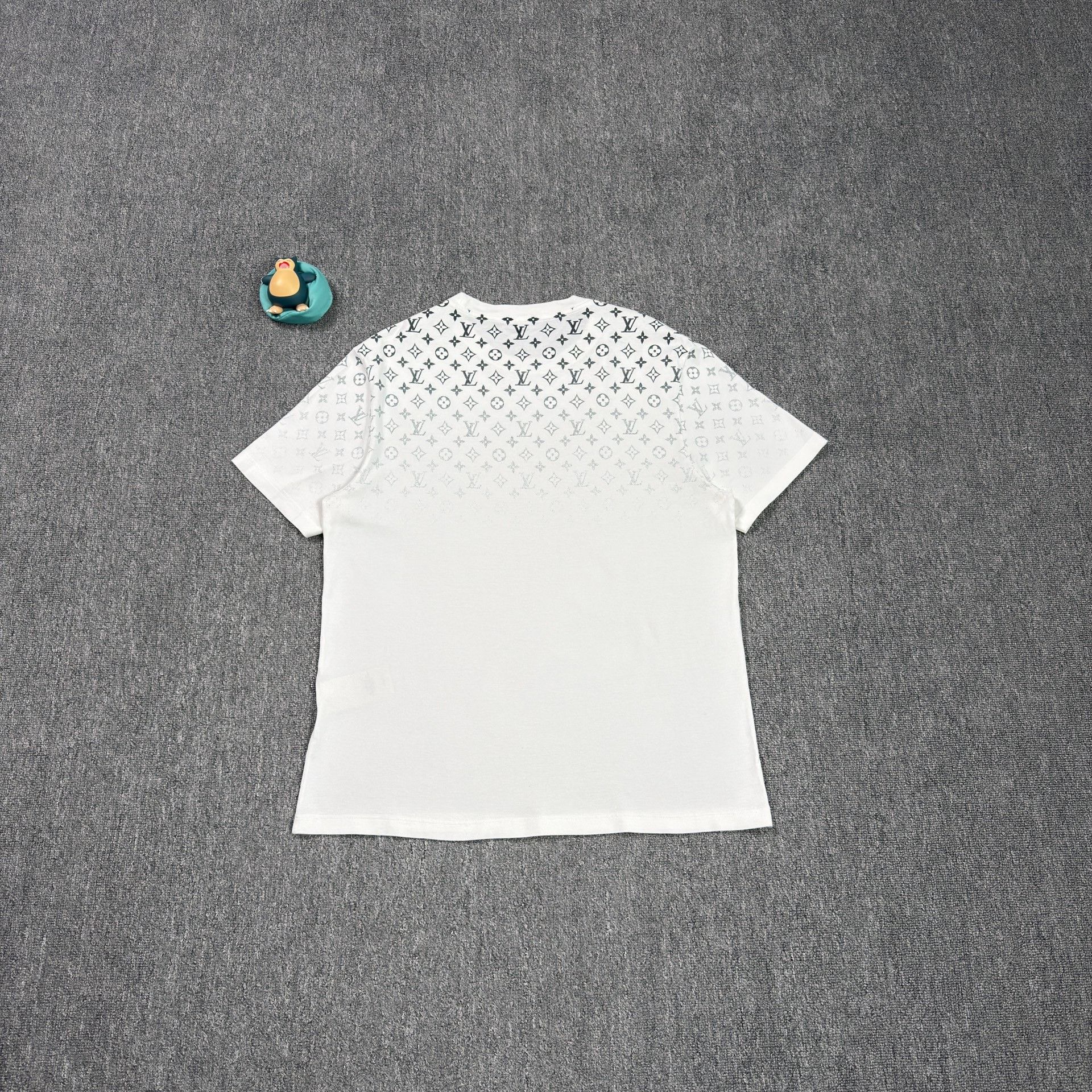 Louis Vuitton Louis Vuitton Gradient Monogram T-Shirt XL Size US XL / EU 56 / 4 - 2 Thumbnail