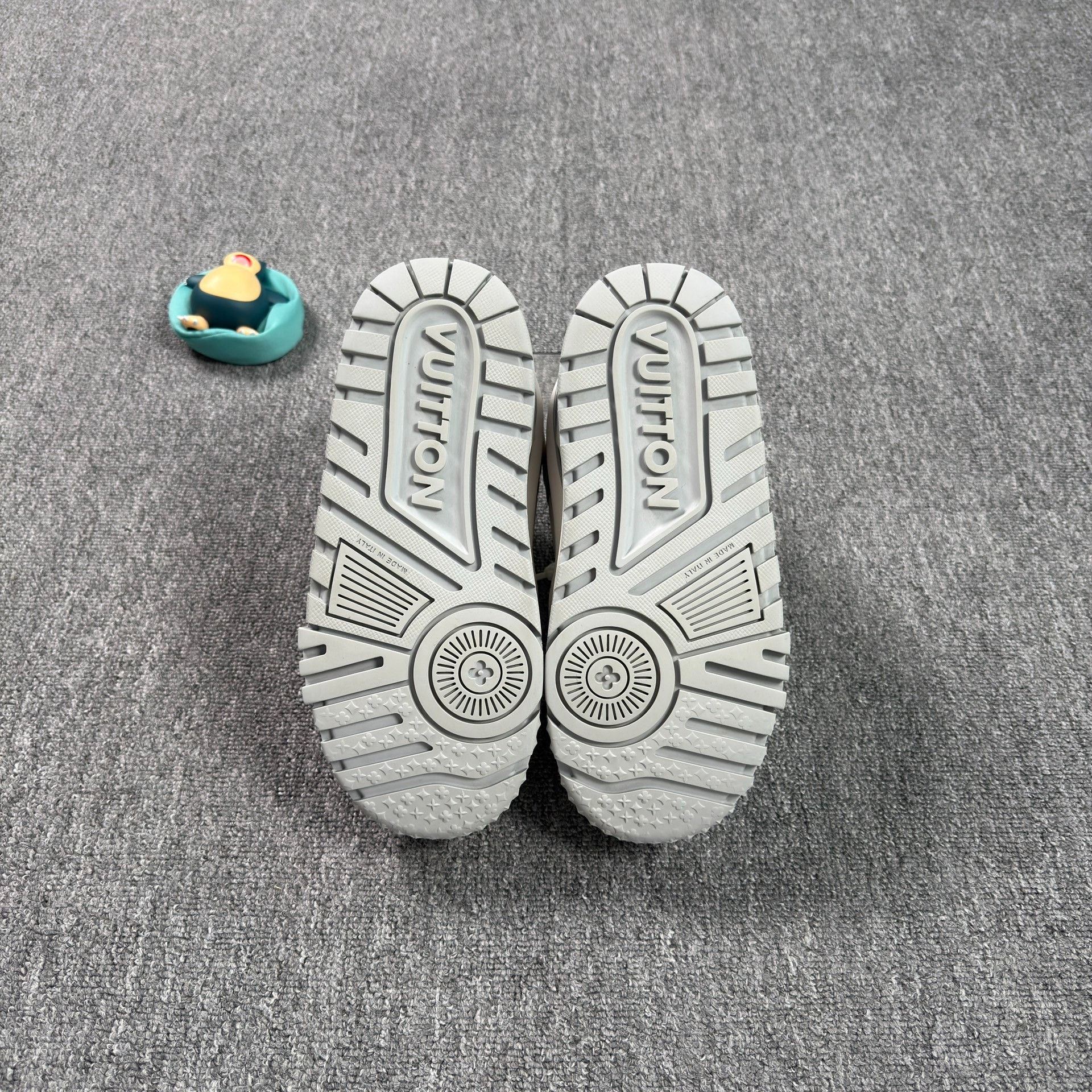 Louis Vuitton Louis Vuitton Gray White LV Trainer Maxi US 6.5 Size US 6.5 / EU 39-40 - 4 Thumbnail