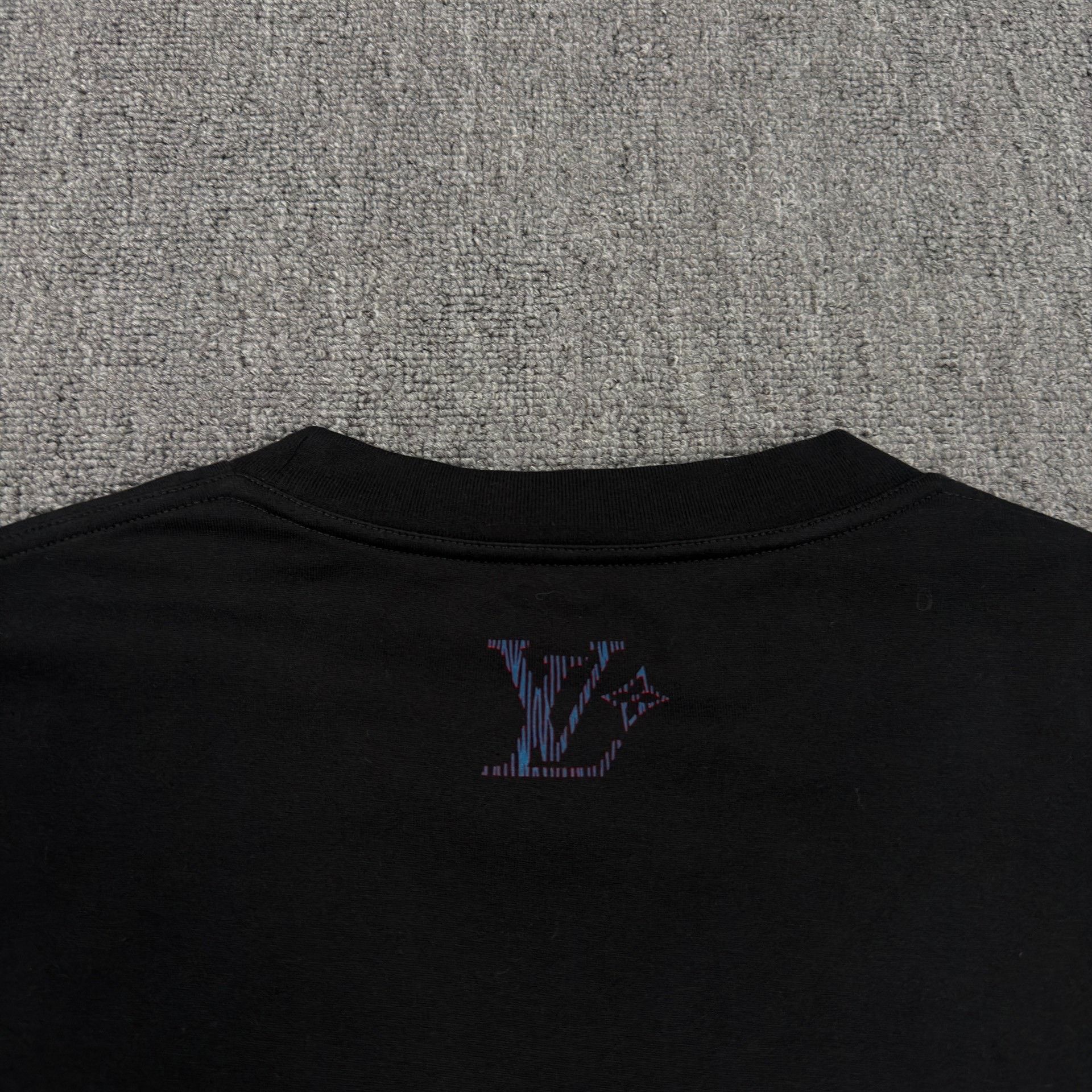 Louis Vuitton Louis Vuitton Lovers Logo T-Shirt Size L Size US L / EU 52-54 / 3 - 7 Thumbnail