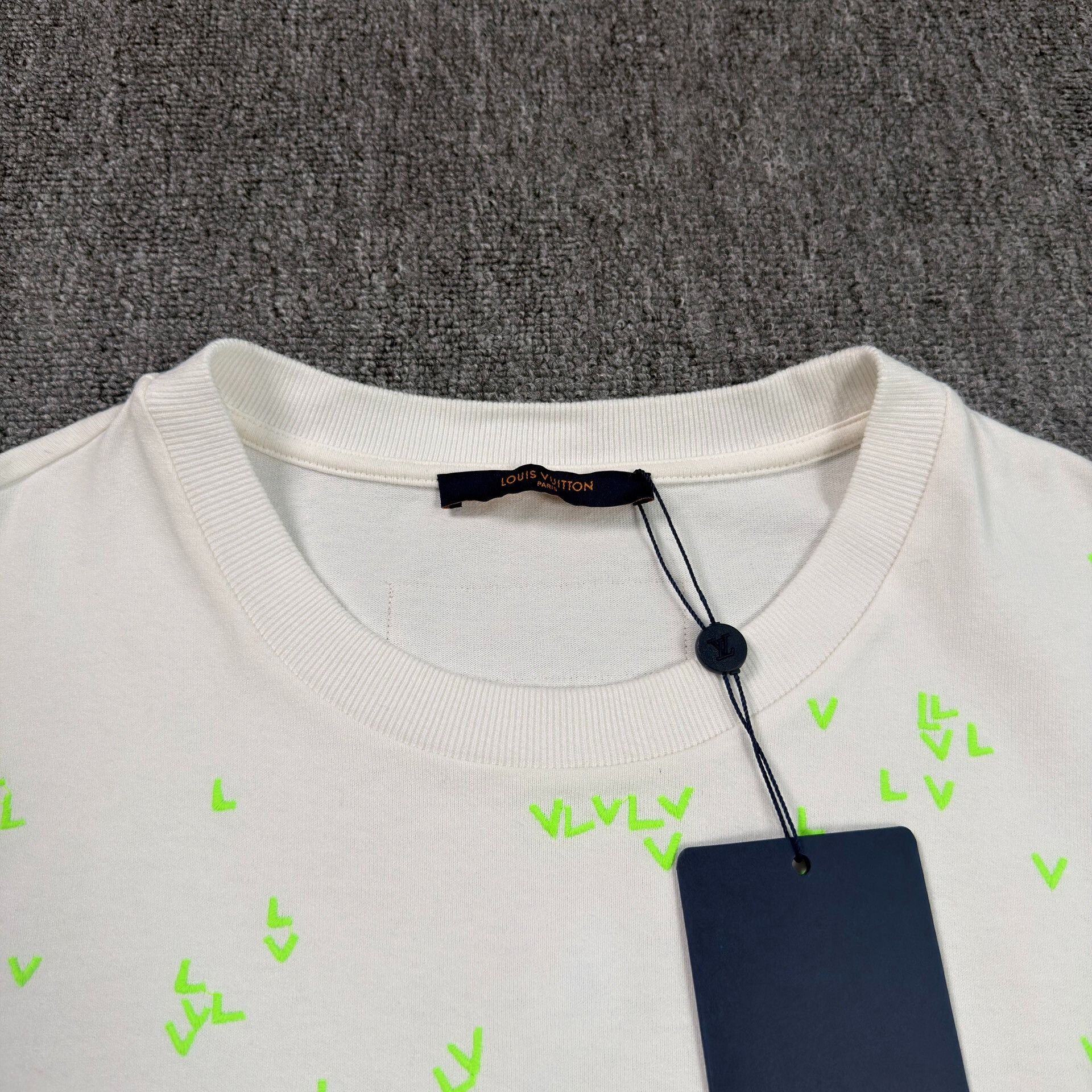 Louis Vuitton Louis Vuitton Neon Logo All-Over Print T-Shirt L Size US L / EU 52-54 / 3 - 3 Thumbnail