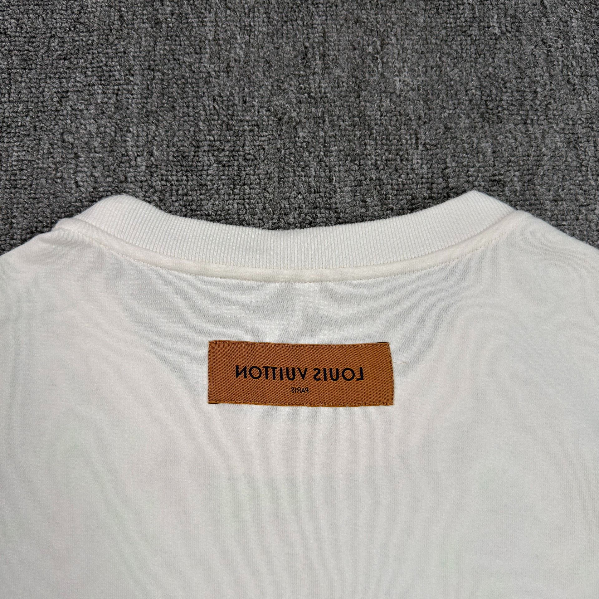 Louis Vuitton Louis Vuitton Neon Logo All-Over Print T-Shirt L Size US L / EU 52-54 / 3 - 7 Thumbnail
