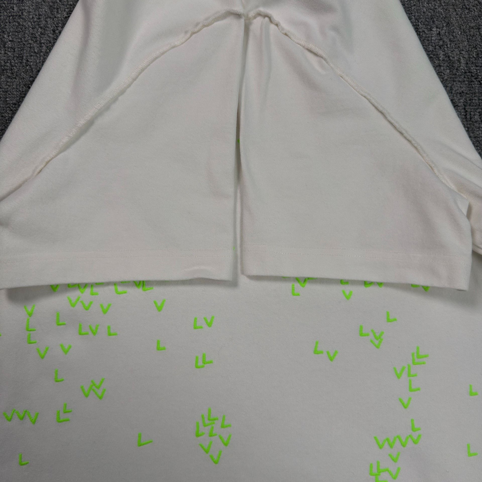 Louis Vuitton Louis Vuitton Neon Logo All-Over Print T-Shirt L Size US L / EU 52-54 / 3 - 4 Thumbnail