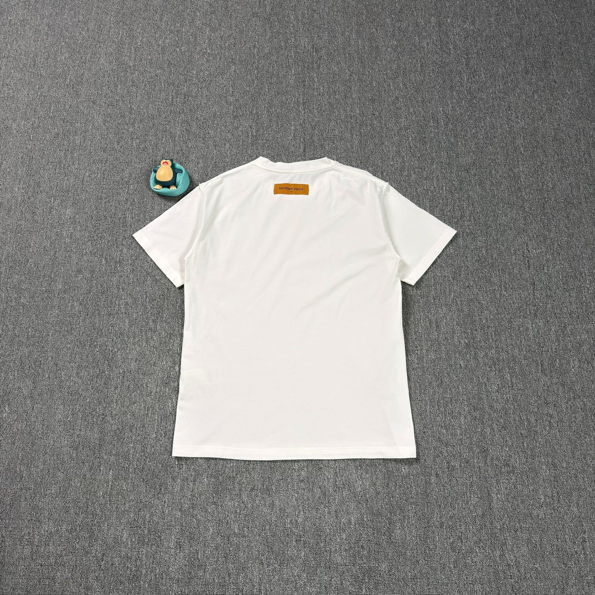 Louis Vuitton Louis Vuitton Embossed LV Logo T-Shirt Size M Size US M / EU 48-50 / 2 - 7 Thumbnail