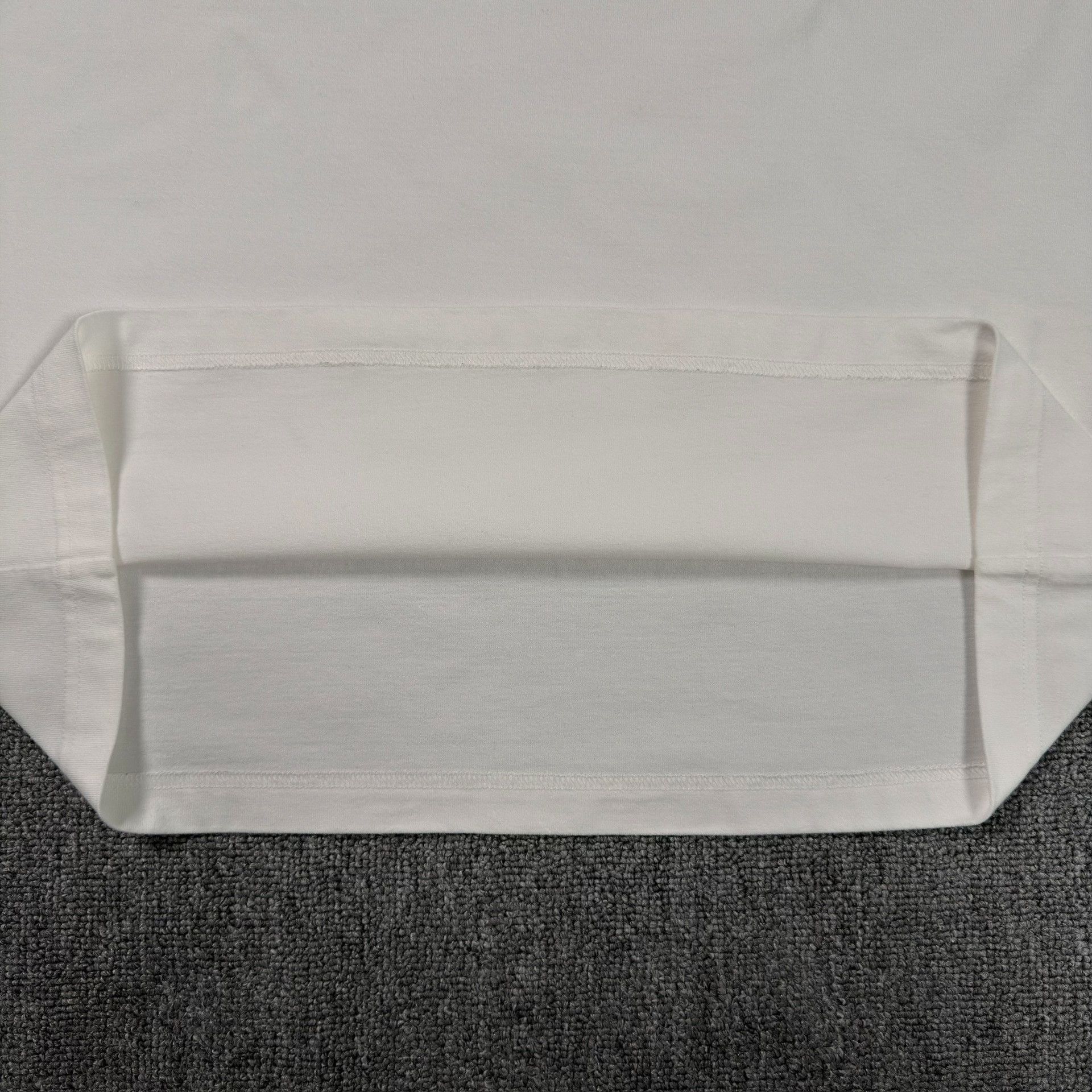 Louis Vuitton Louis Vuitton Embossed LV Logo T-Shirt Size M Size US M / EU 48-50 / 2 - 4 Thumbnail