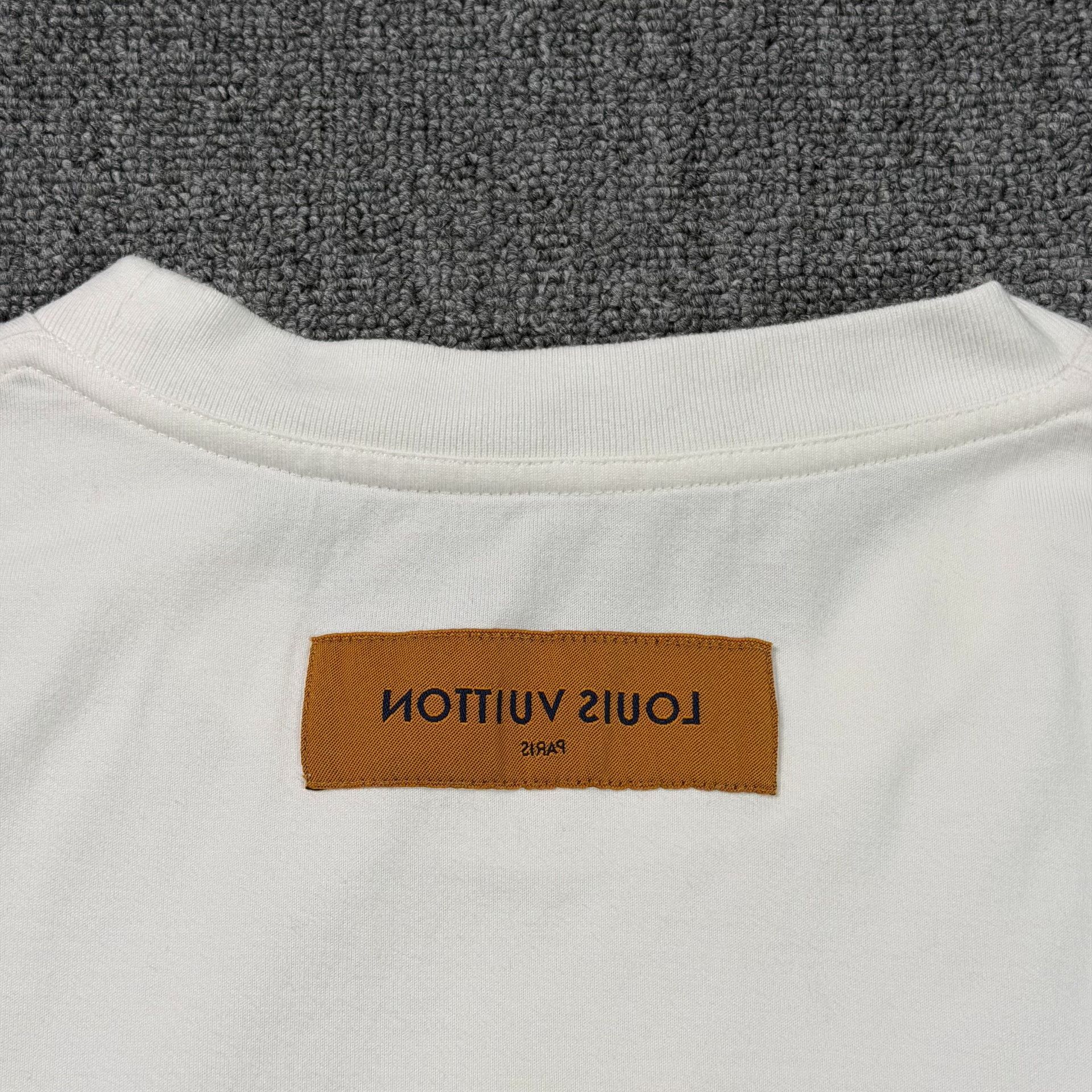 Louis Vuitton Louis Vuitton Embossed LV Logo T-Shirt Size M Size US M / EU 48-50 / 2 - 6 Thumbnail
