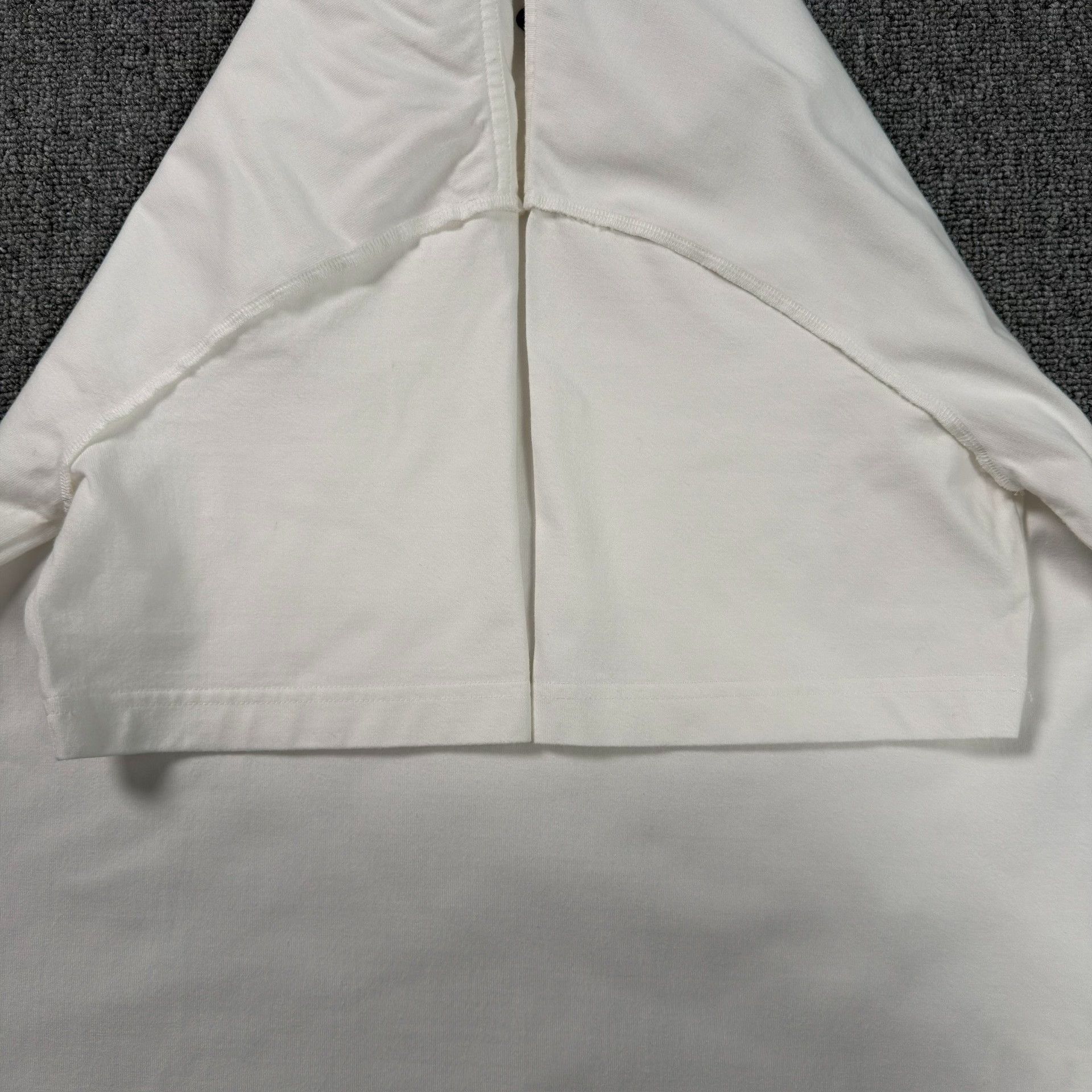 Louis Vuitton Louis Vuitton Embossed LV Logo T-Shirt Size M Size US M / EU 48-50 / 2 - 3 Thumbnail