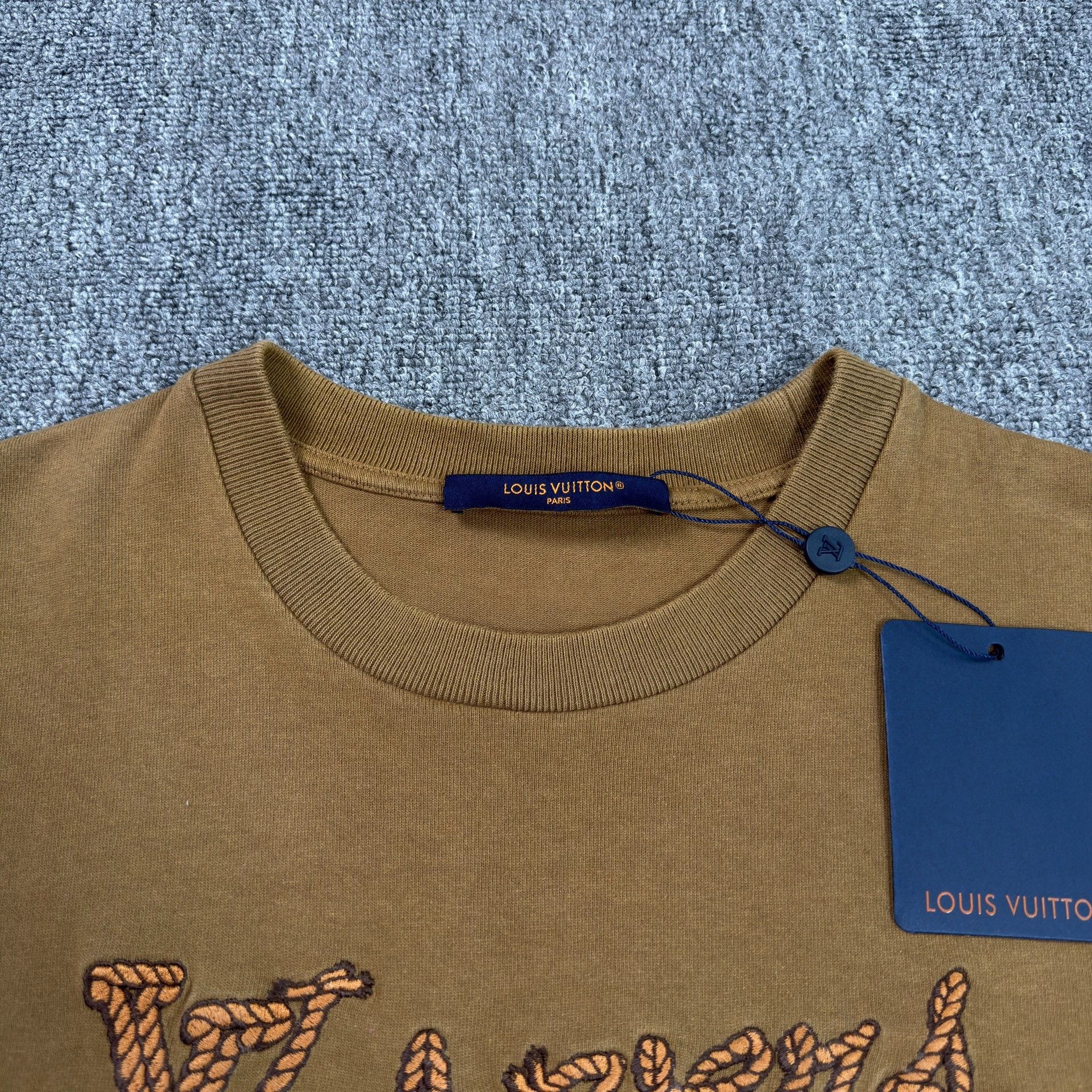 Louis Vuitton Louis Vuitton Lovers Logo T-Shirt US M Size US M / EU 48-50 / 2 - 3 Thumbnail
