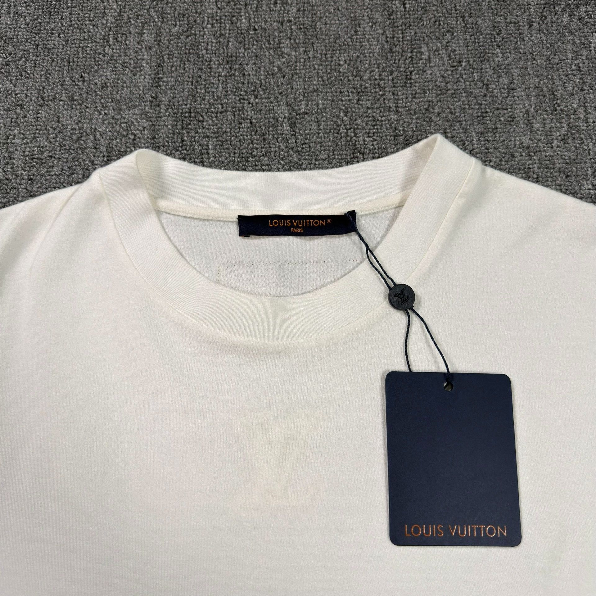 Louis Vuitton Louis Vuitton Embossed Logo T-Shirt US S Size US S / EU 44-46 / 1 - 3 Thumbnail