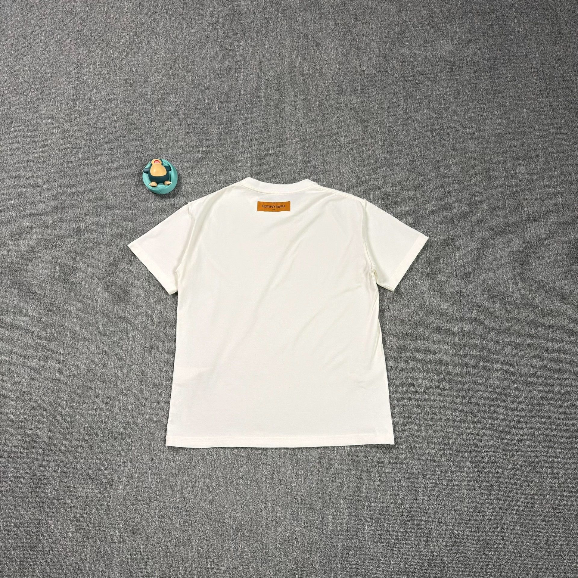 Louis Vuitton Louis Vuitton Embossed Logo T-Shirt US S Size US S / EU 44-46 / 1 - 2 Thumbnail