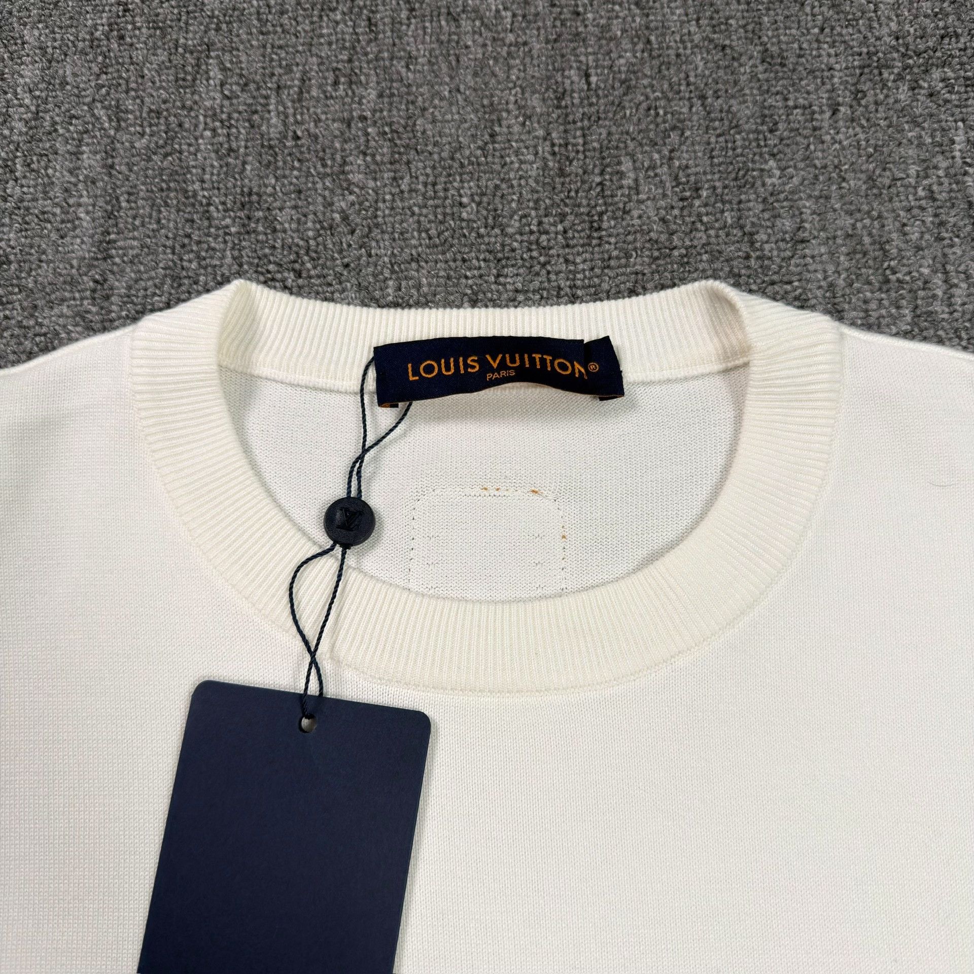 Louis Vuitton Louis Vuitton Leather Patch Knit T-Shirt Size M Size US M / EU 48-50 / 2 - 3 Thumbnail