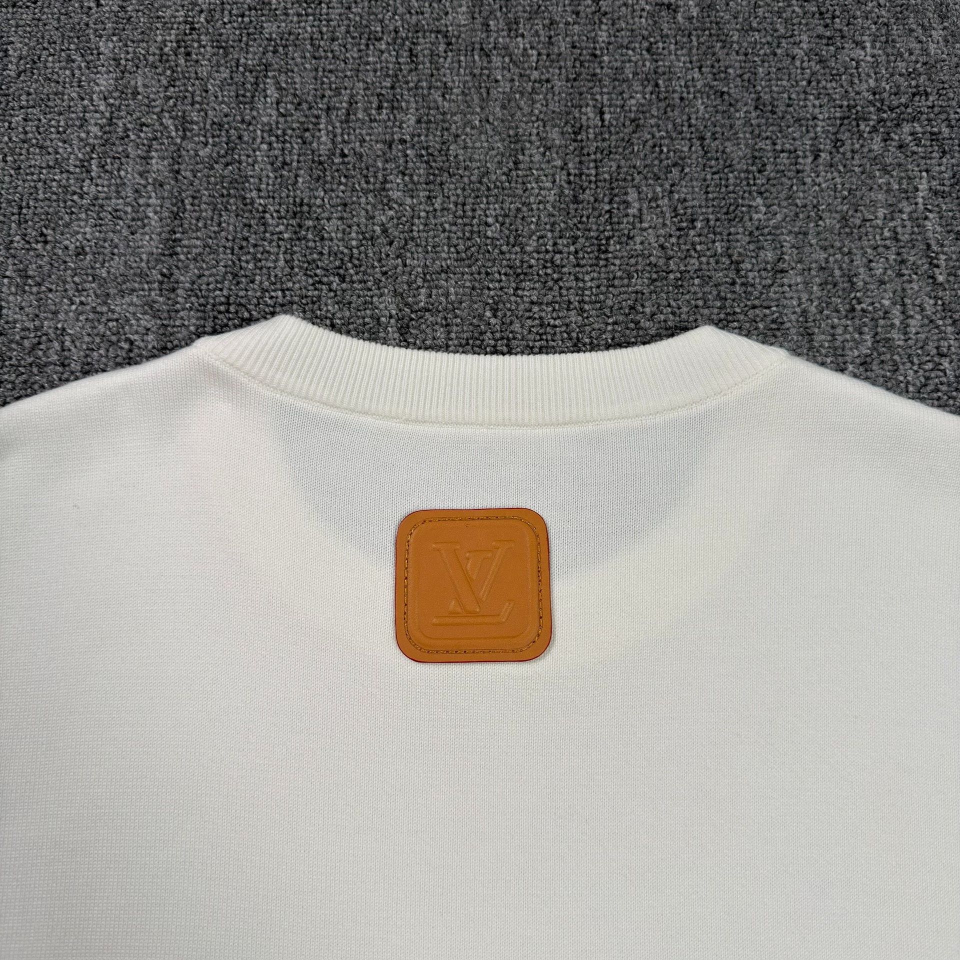 Louis Vuitton Louis Vuitton Leather Patch Knit T-Shirt Size M Size US M / EU 48-50 / 2 - 8 Thumbnail