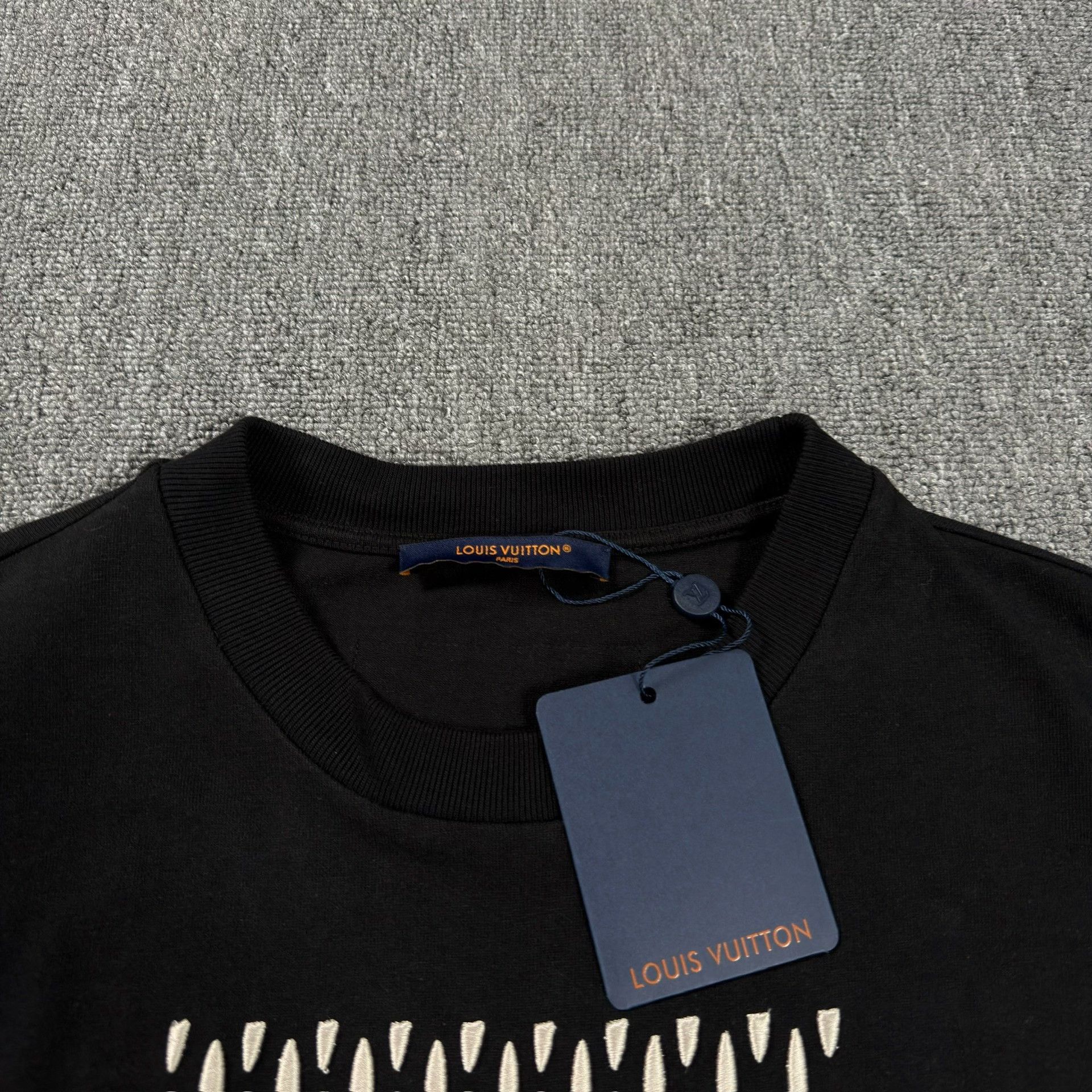 Louis Vuitton Louis Vuitton Beaded Logo T-Shirt XL Size US XL / EU 56 / 4 - 3 Thumbnail
