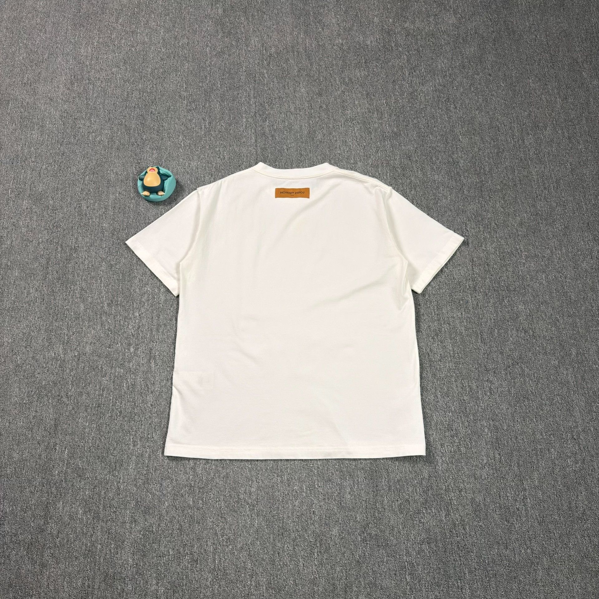 Louis Vuitton Louis Vuitton Embossed Logo T-Shirt XL Size US XL / EU 56 / 4 - 2 Thumbnail
