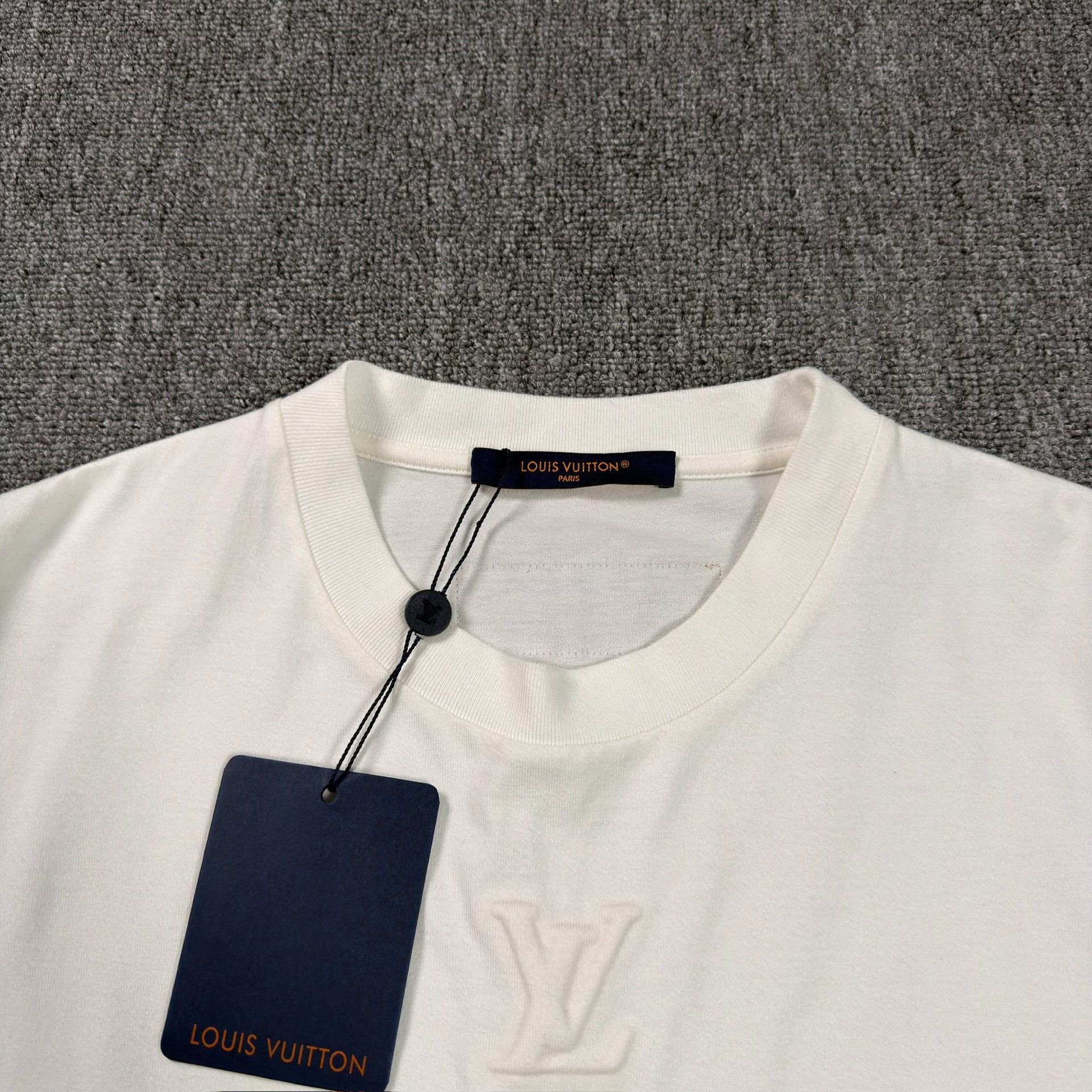 Louis Vuitton Louis Vuitton Embossed Logo T-Shirt Size S Size US S / EU 44-46 / 1 - 3 Thumbnail