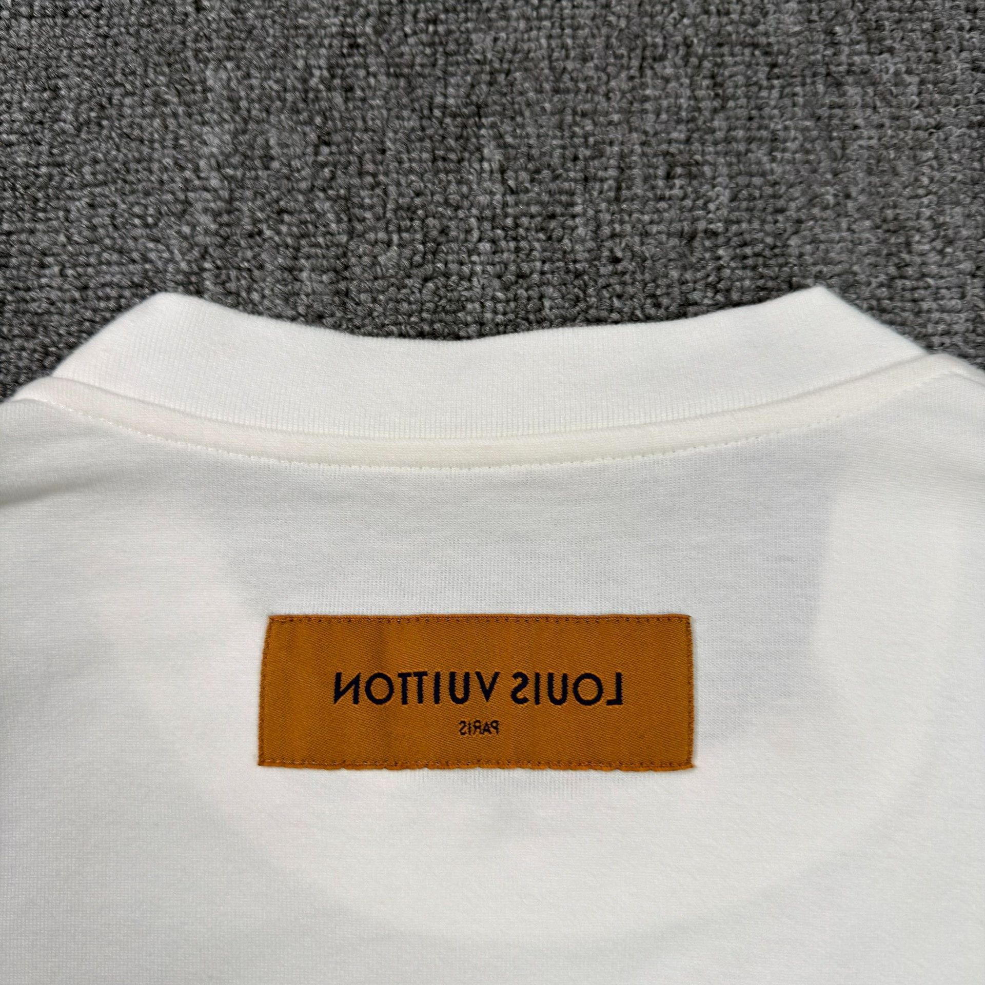 Louis Vuitton Louis Vuitton Embossed Logo T-Shirt Size S Size US S / EU 44-46 / 1 - 7 Thumbnail