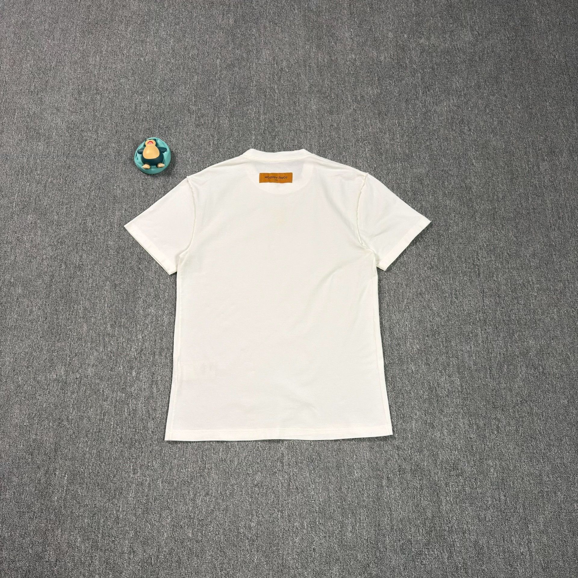 Louis Vuitton Louis Vuitton Embossed Logo T-Shirt Size S Size US S / EU 44-46 / 1 - 2 Thumbnail