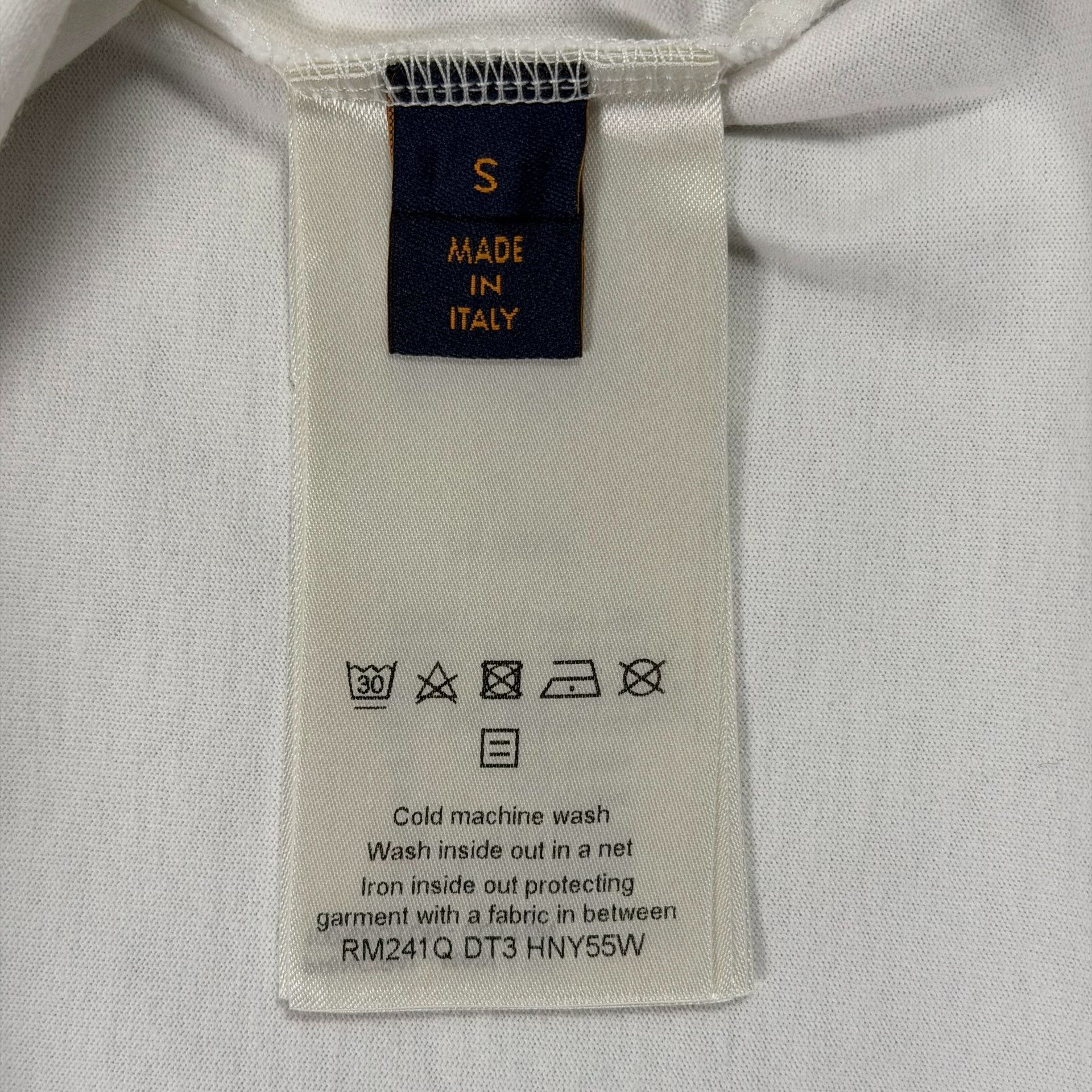 Louis Vuitton Louis Vuitton Embossed Logo T-Shirt Size S Size US S / EU 44-46 / 1 - 6 Thumbnail