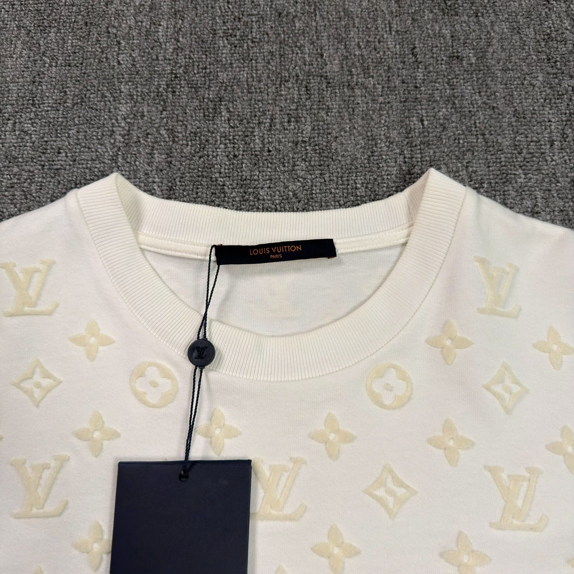 Louis Vuitton Louis Vuitton Monogram Flocking Pocket T-Shirt Size L Size US L / EU 52-54 / 3 - 3 Thumbnail